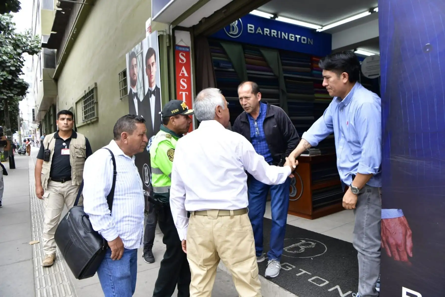 El viceministro de Orden Interno del Ministerio del Interior, Miguel Núñez, supervisó las acciones policiales desplegadas en el emporio comercial de Gamarra y en zonas aledañas, y se reunió con representantes de gremios empresariales. Foto: ANDINA/Mininter