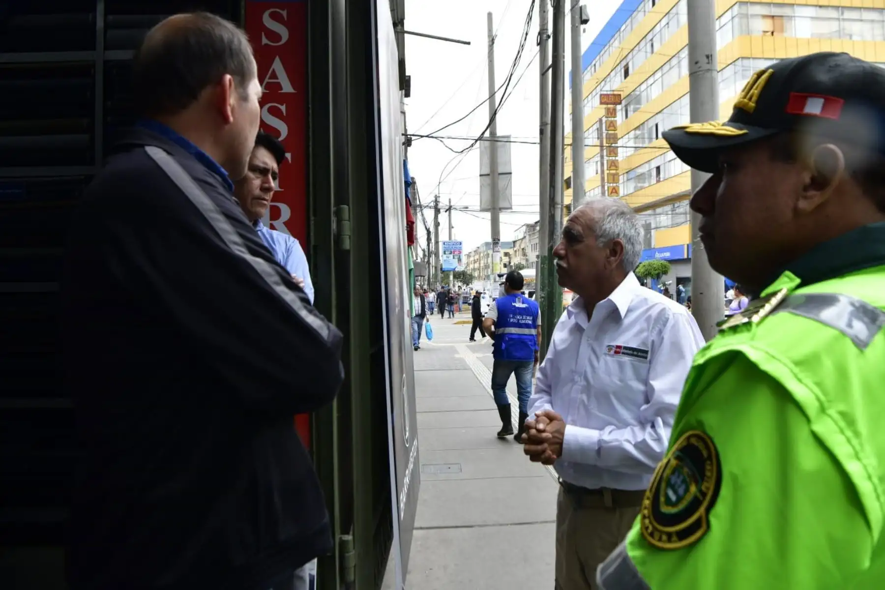 El viceministro de Orden Interno del Ministerio del Interior, Miguel Núñez, supervisó las acciones policiales desplegadas en el emporio comercial de Gamarra y en zonas aledañas, y se reunió con representantes de gremios empresariales. Foto: ANDINA/Mininter