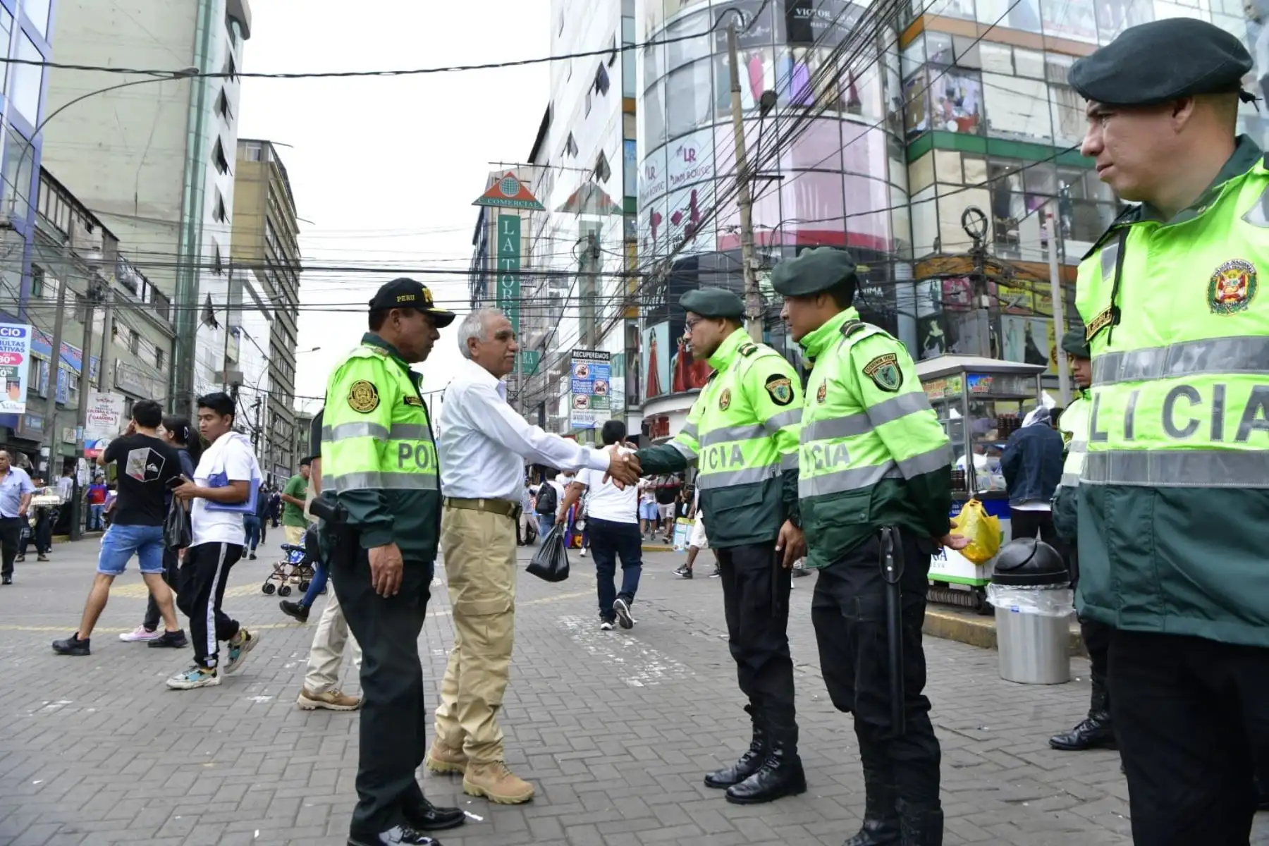 El viceministro de Orden Interno del Ministerio del Interior, Miguel Núñez, supervisó las acciones policiales desplegadas en el emporio comercial de Gamarra y en zonas aledañas, y se reunió con representantes de gremios empresariales. Foto: ANDINA/Mininter
