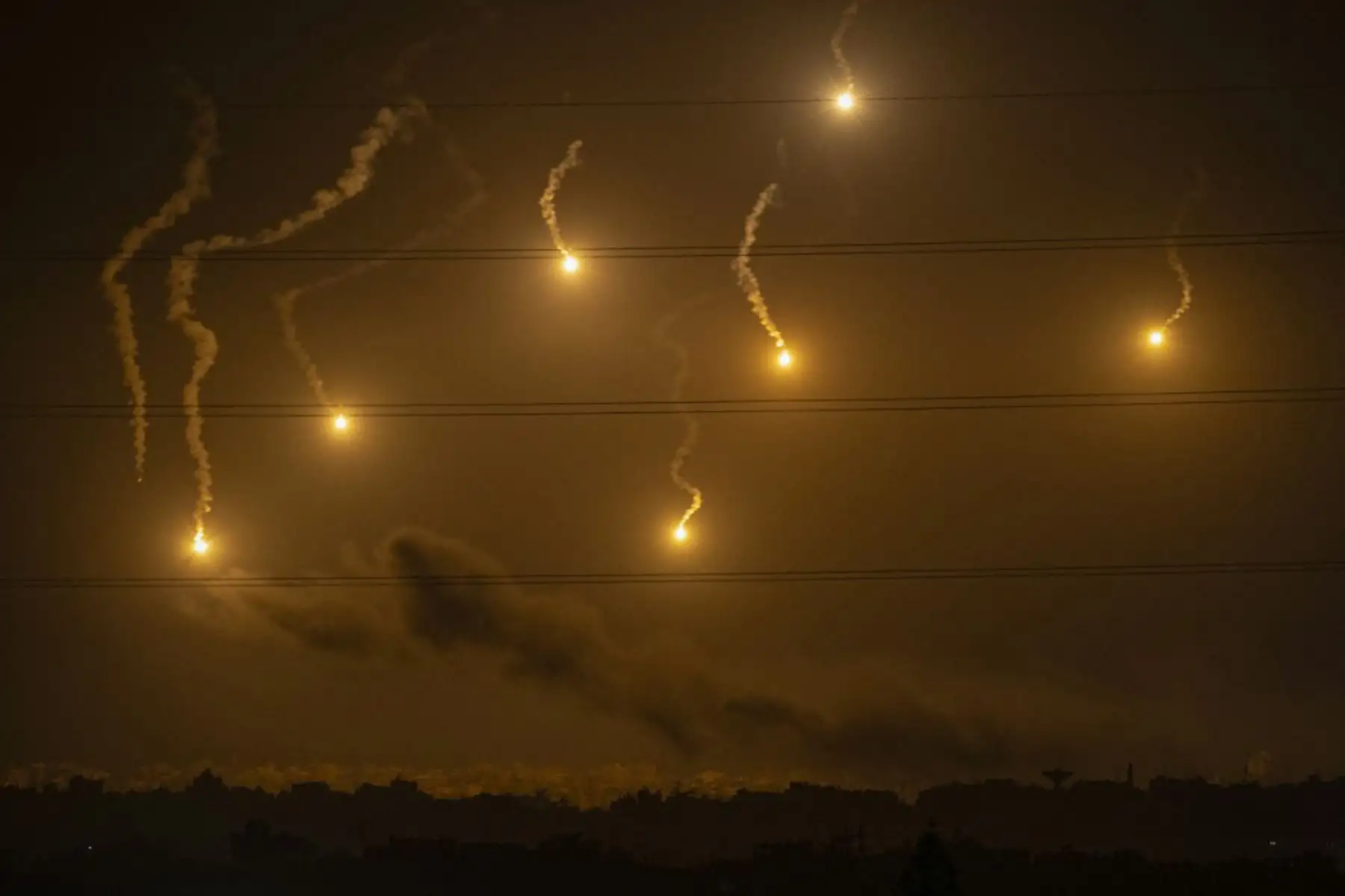 Bengalas sobre el enclave palestino durante un ataque israelí, en medio de las batallas en curso entre Israel y el movimiento palestino Hamás. Foto: AFP