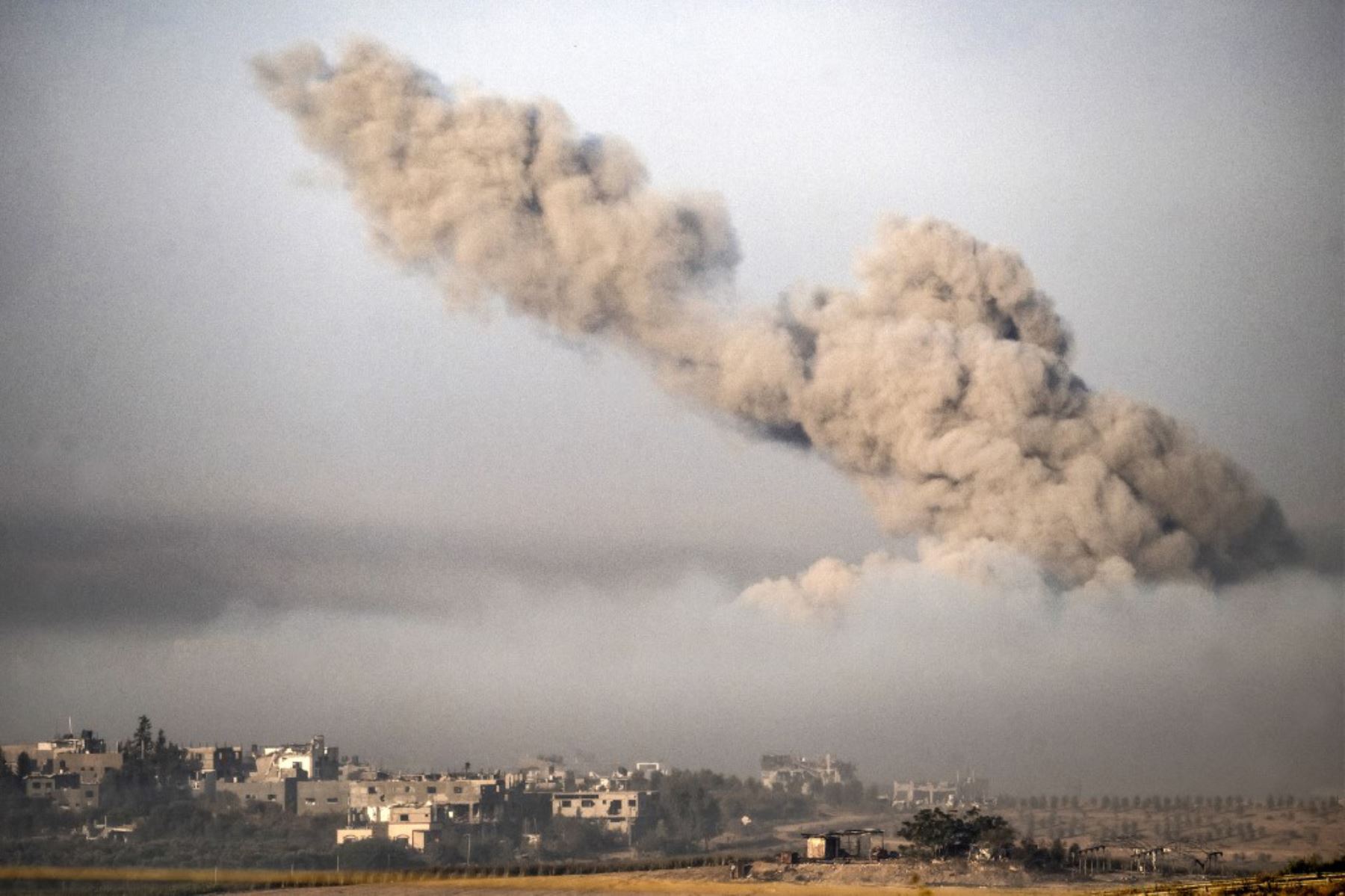 Una columna de humo estalla durante un bombardeo israelí cerca de una posición a lo largo de la frontera con la Franja de Gaza. Foto: AFP