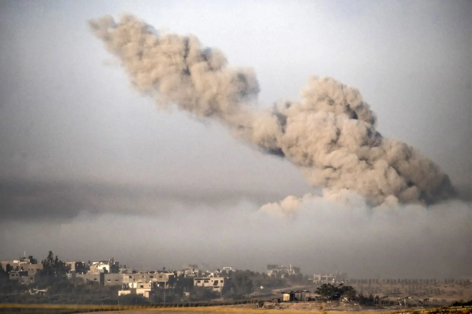 Una columna de humo estalla durante un bombardeo israelí cerca de una posición a lo largo de la frontera con la Franja de Gaza. Foto: AFP