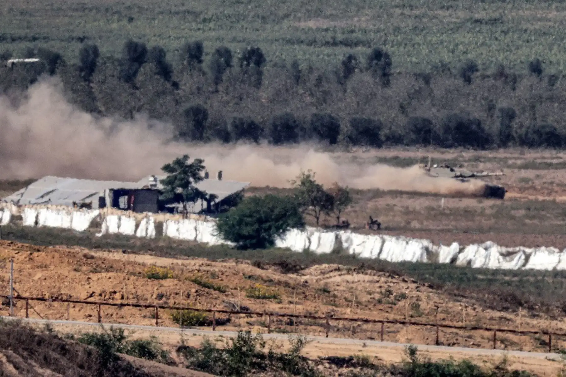 Un tanque de batalla del ejército israelí se mueve en una posición en la Franja de Gaza, al otro lado de la frontera con el sur de Israel. Foto: AFP