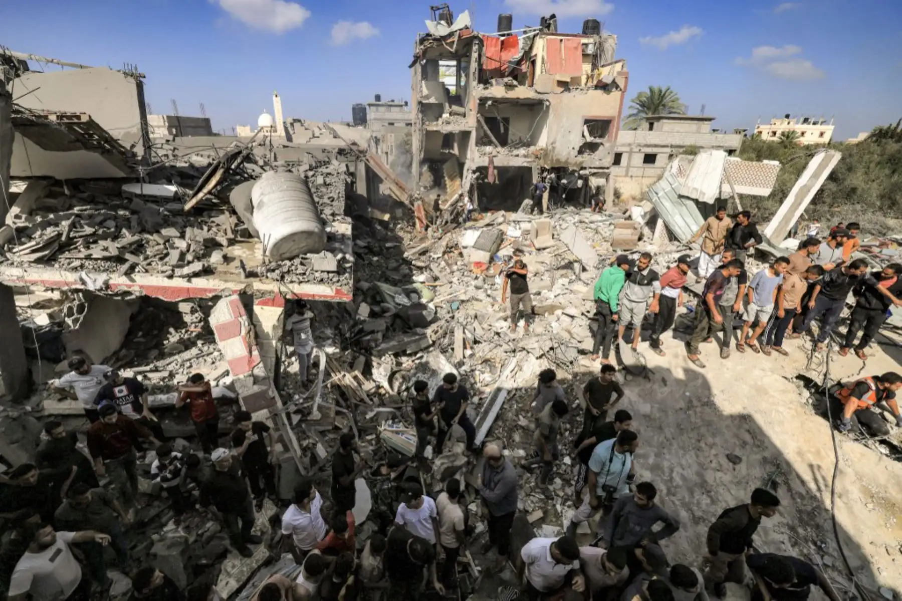 La gente busca supervivientes y los cuerpos de las víctimas entre los escombros de un edificio que fue alcanzado por un bombardeo israelí en Khan Yunis, en el sur de la Franja de Gaza. Foto: AFP