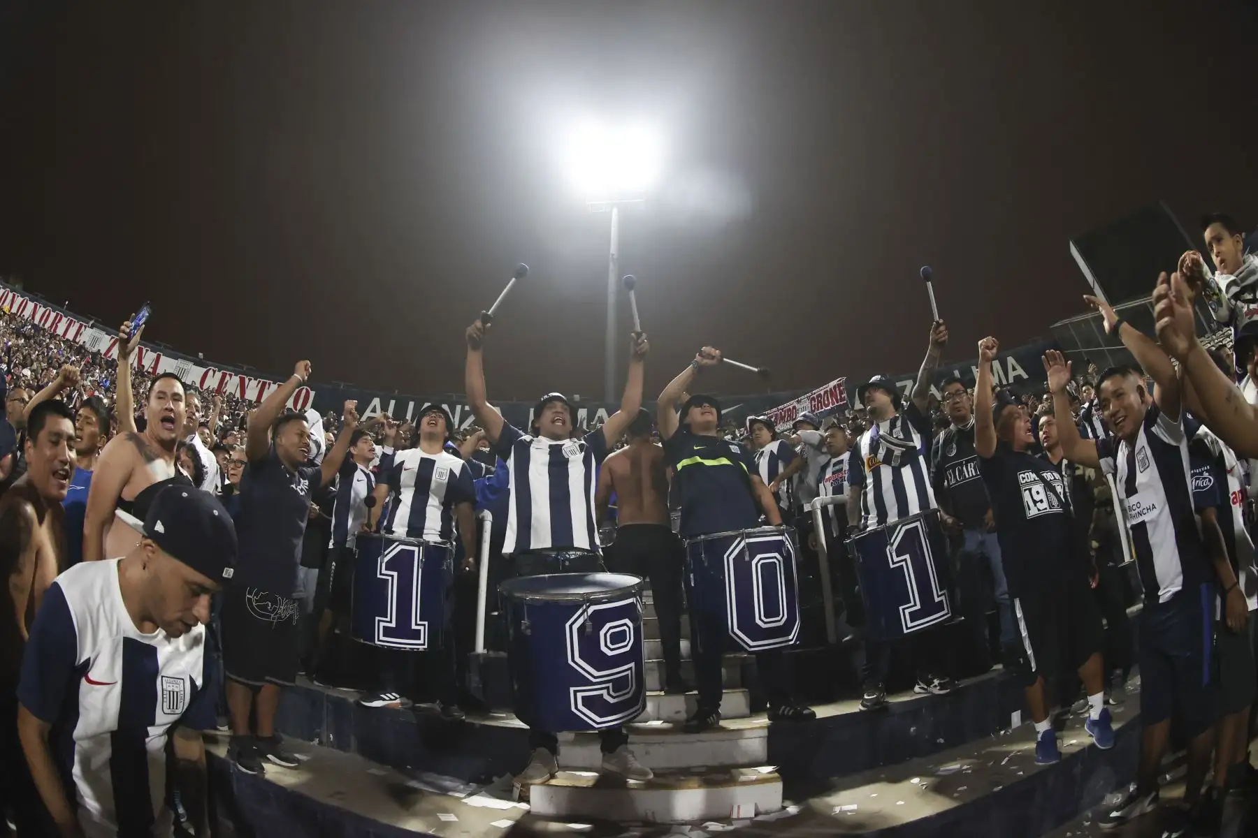 El Comando Sur, barra oficial del conjunto blanquiazul, espera a Universitario en el Alejandro Villanueva.

Foto: ANDINA/Juan Carlos Guzmán Negrini