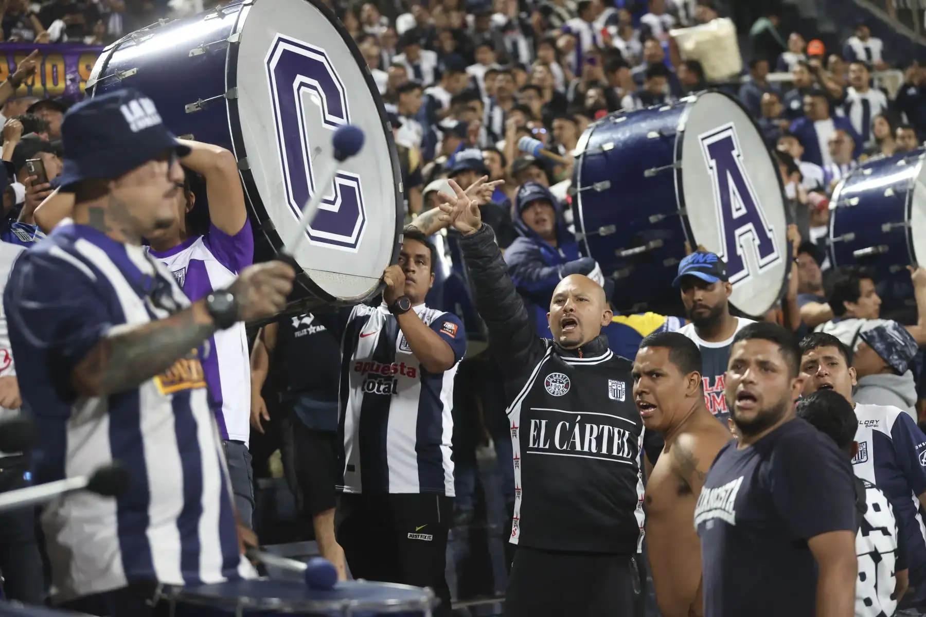 El Comando Sur, barra oficial del conjunto blanquiazul, espera a Universitario en el Alejandro Villanueva.

Foto: ANDINA/Juan Carlos Guzmán Negrini