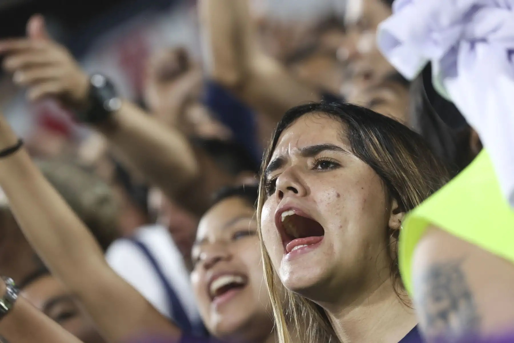 El Comando Sur, barra oficial del conjunto blanquiazul, espera a Universitario en el Alejandro Villanueva.

Foto: ANDINA/Juan Carlos Guzmán Negrini