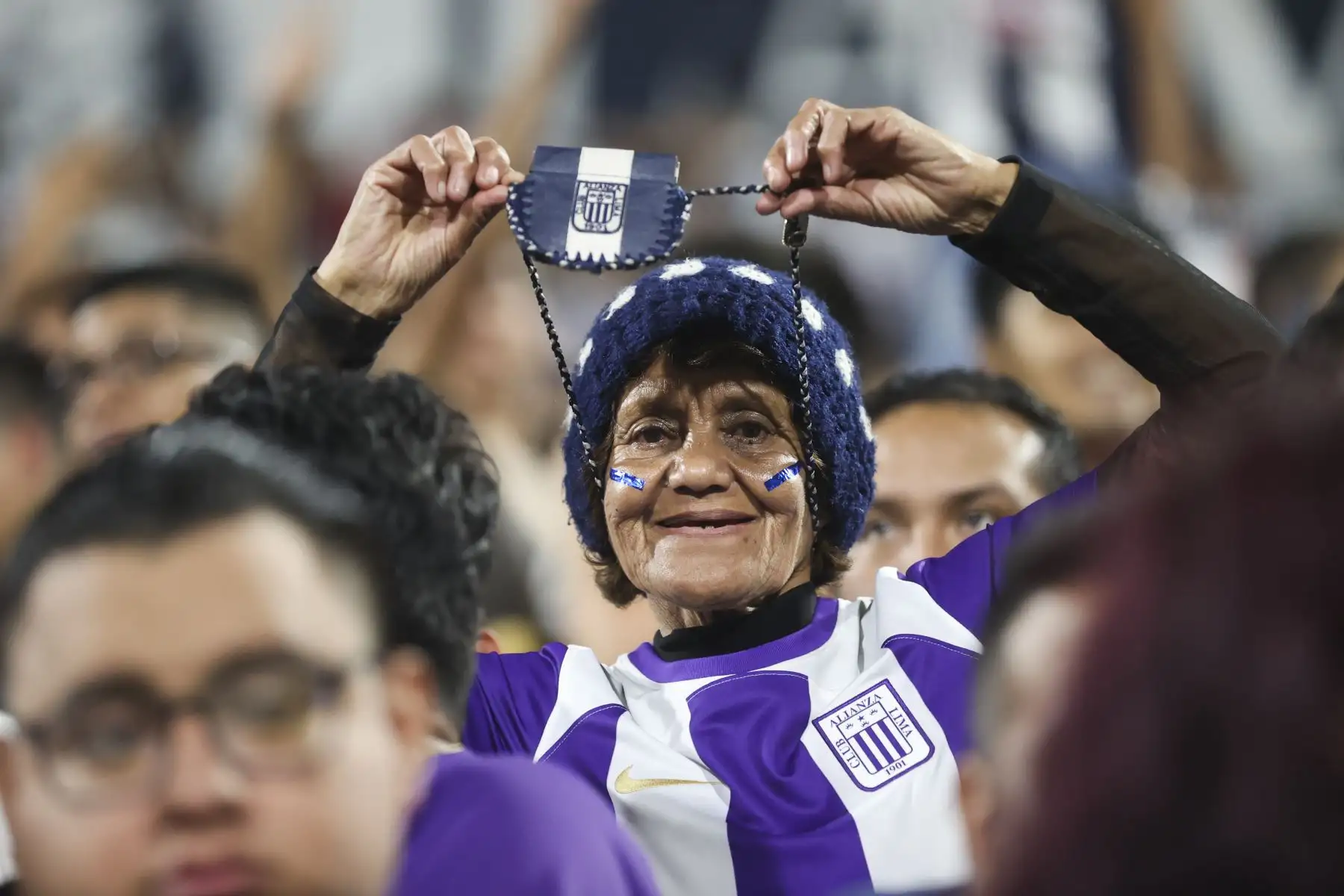 El Comando Sur, barra oficial del conjunto blanquiazul, espera a Universitario en el Alejandro Villanueva.

Foto: ANDINA/Juan Carlos Guzmán Negrini