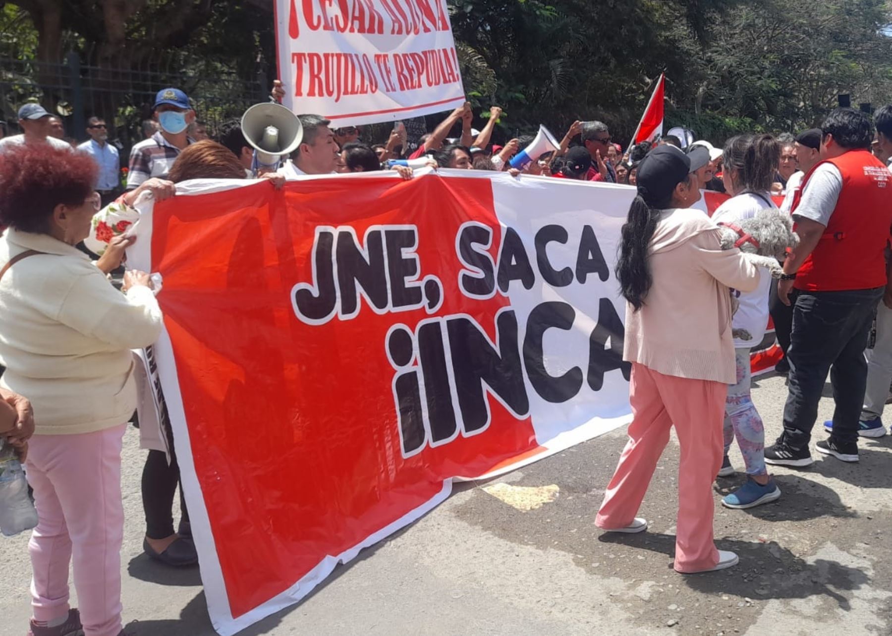 Ciudadanos se movilizaron en Trujillo para demandar al JNE la salida del alcalde César Fernández Bazán quien fue suspendido en el cargo por el Concejo Provincial por tener vigente una sentencia judicial. ANDINA/Difusión