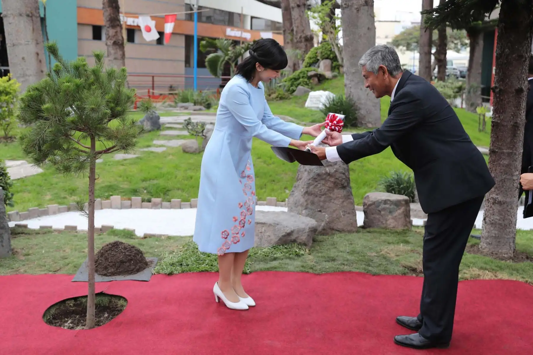La princesa Kako de Japón participa junto al presidente de la Asociación Estadio La Unión (AELU), Sergio Tokumori, en un acto de siembra de un árbol en medio de su visita al Colegio La Unión, en Pueblo Libre. La princesa visitó este miércoles un Colegio La Unión, como parte de su visita oficial a Perú con motivo de la celebración de los 150 años de relaciones diplomáticas entre ambos países. Foto: EFE