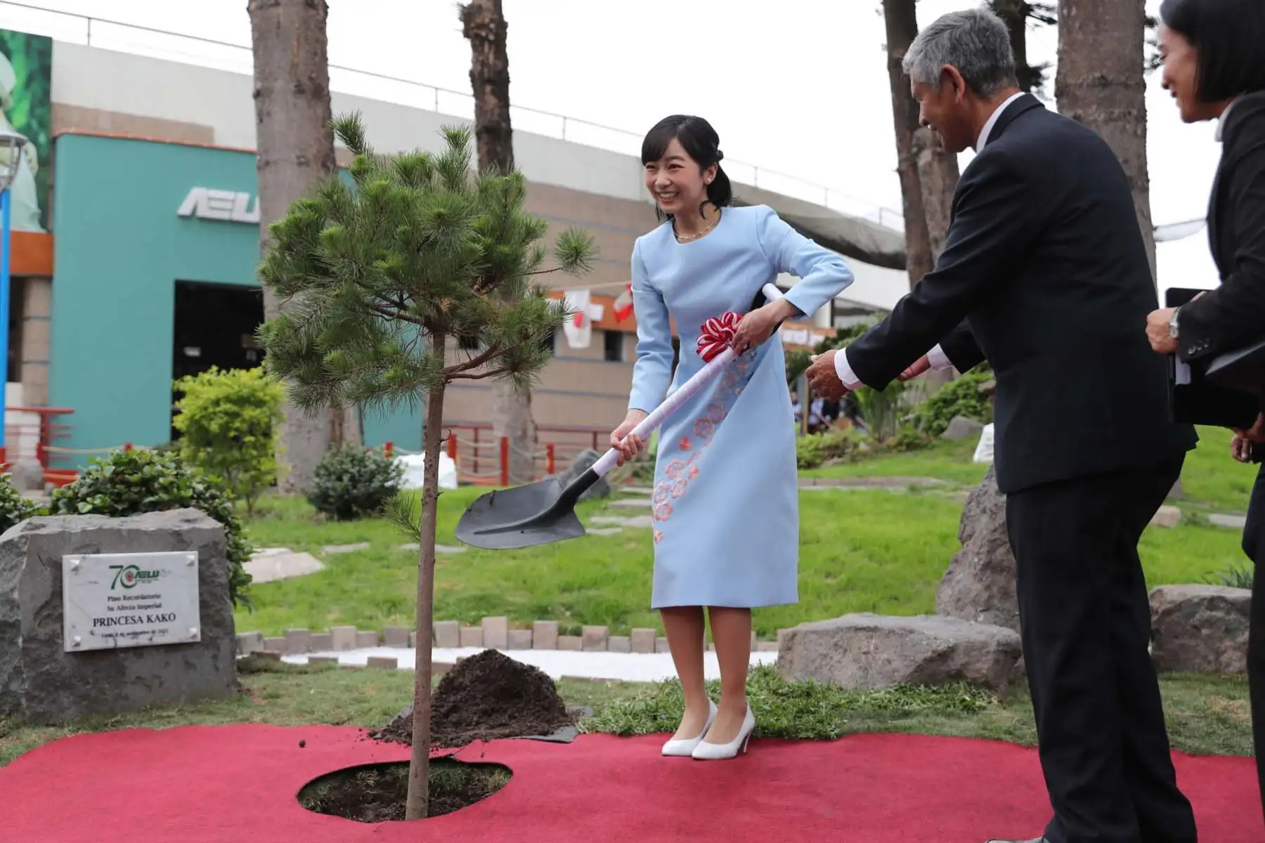 La princesa Kako de Japón participa junto al presidente de la Asociación Estadio La Unión (AELU), Sergio Tokumori, en un acto de siembra de un árbol en medio de su visita al Colegio La Unión, en Pueblo Libre. La princesa visitó este miércoles un Colegio La Unión, como parte de su visita oficial a Perú con motivo de la celebración de los 150 años de relaciones diplomáticas entre ambos países. Foto: EFE