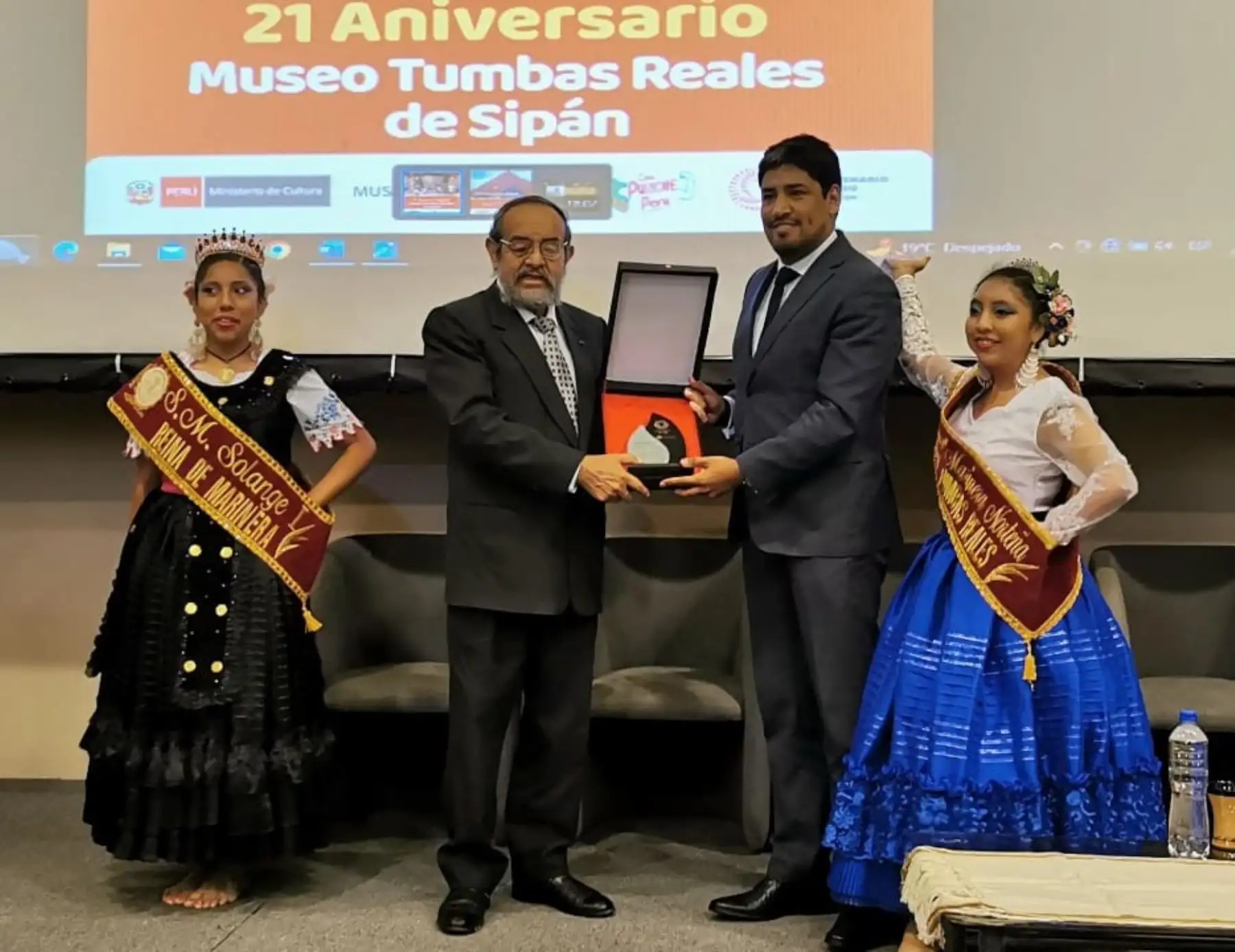 El Proyecto Especial Bicentenario distinguió a Walter Alva, descubridor de la tumba del Señor de Sipán, como "Personalidad Cultural del Bicentenario", por su aporte a la puesta en valor del patrimonio arqueológico del Perú. ANDINA/Difusión