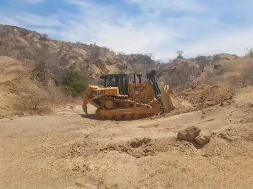 Con apoyo de maquinaria pesada, el Ministerio de Vivienda inició los trabajos de limpieza y descolmatación en la quebrada Peña Negra en Tumbes. ANDINA/Difusión