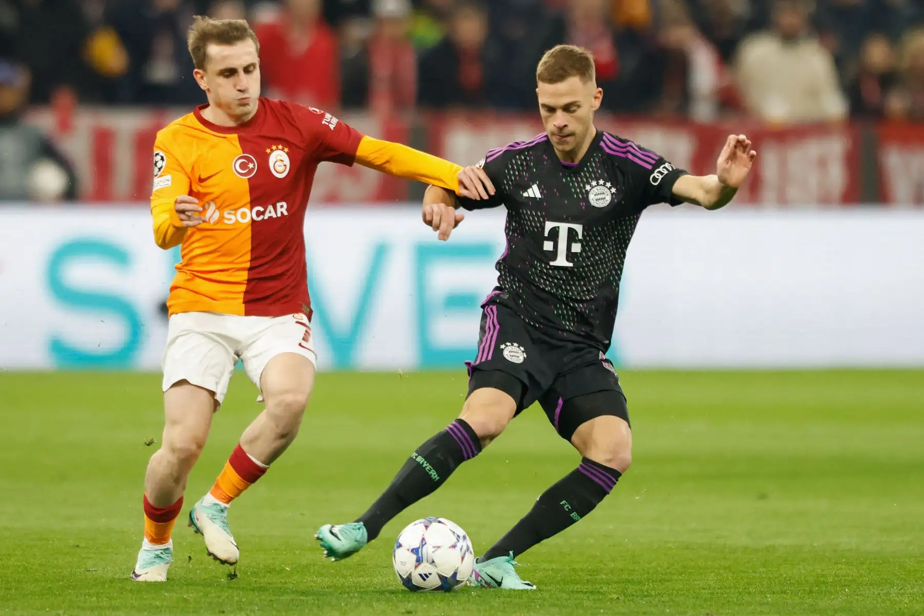 El delantero turco del Galatasaray, Kerem Akturkoglu y el centrocampista alemán del Bayern de Múnich, Joshua Kimmich compiten por el balón durante el partido de fútbol del Grupo A de la Liga de Campeones de la UEFA entre el FC Bayern de Múnich y el Galatasaray AS en Múnich.
Foto: AFP