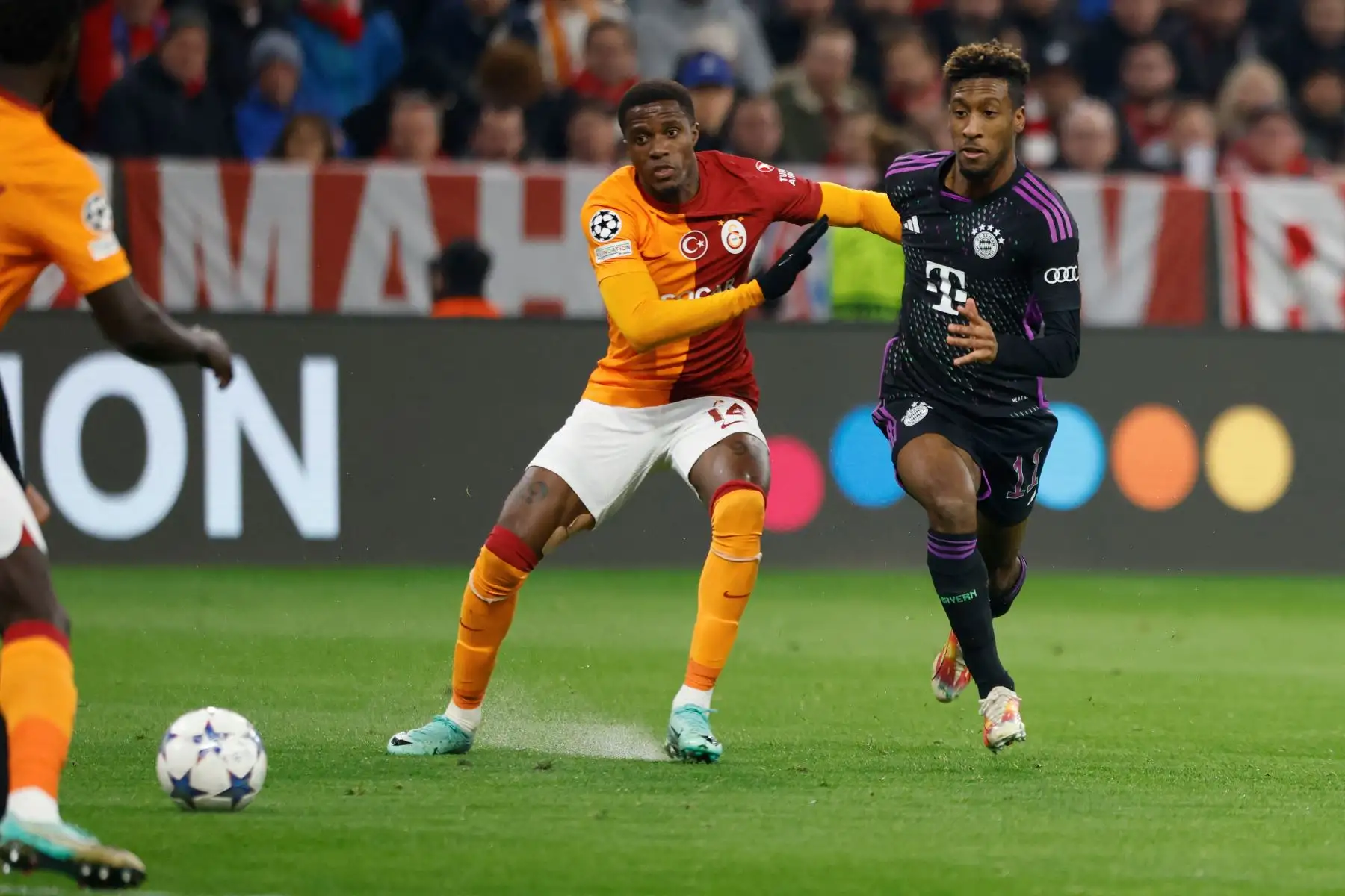 El delantero francés del Bayern de Múnich, Kingsley Coman y el delantero marfileño del Galatasaray,  Wilfred Zaha compiten por el balón durante el partido de fútbol del Grupo A de la Liga de Campeones de la UEFA entre el FC Bayern de Múnich y el Galatasaray AS en Múnich, sur de Alemania.
Foto: AFP