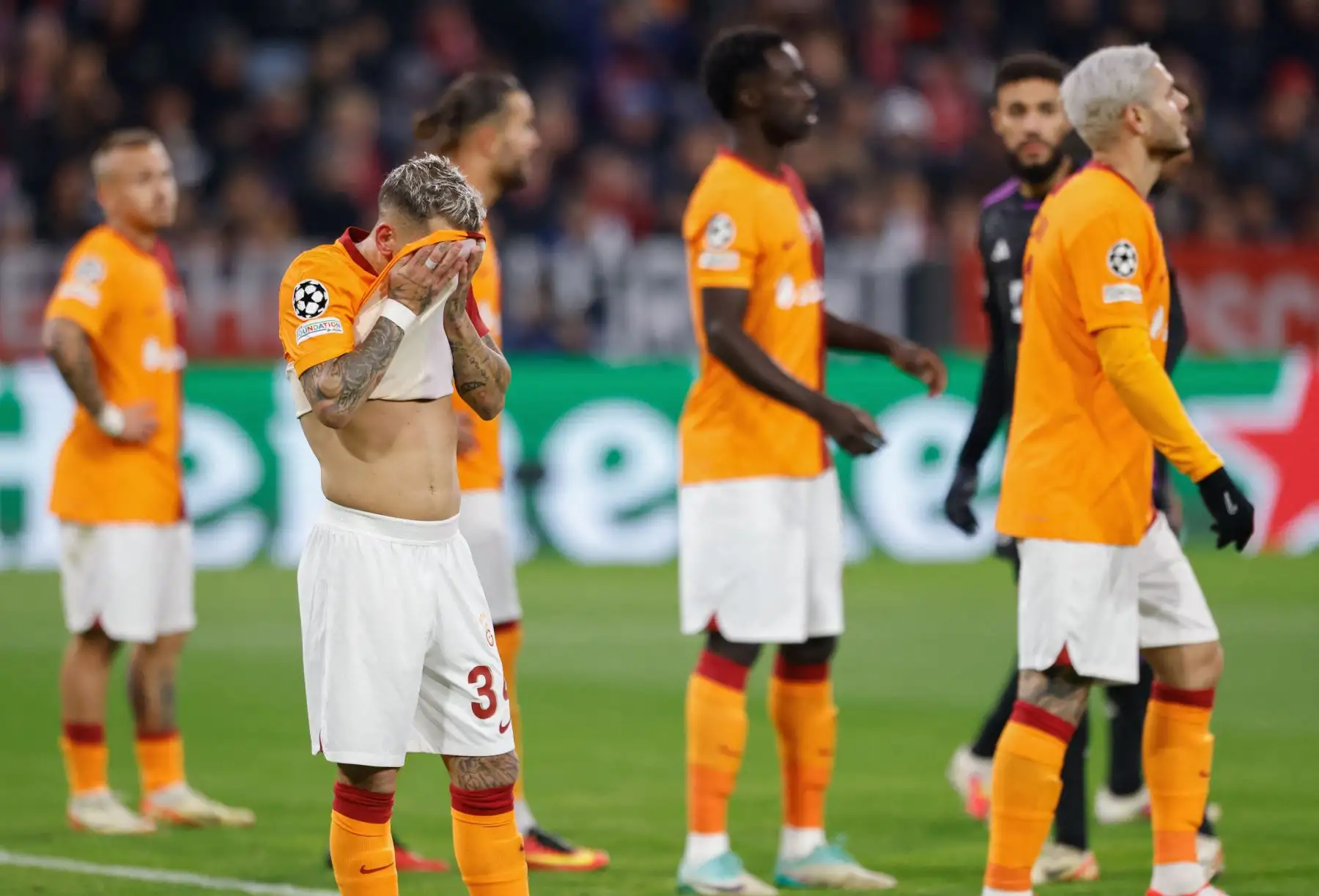 Los jugadores del Galatasaray, incluido el mediocampista uruguayo  Lucas Torreira, reaccionan durante el partido de fútbol del Grupo A de la Liga de Campeones de la UEFA entre el FC Bayern Munich y el Galatasaray AS en Munich, sur de Alemania.
Foto: AFP