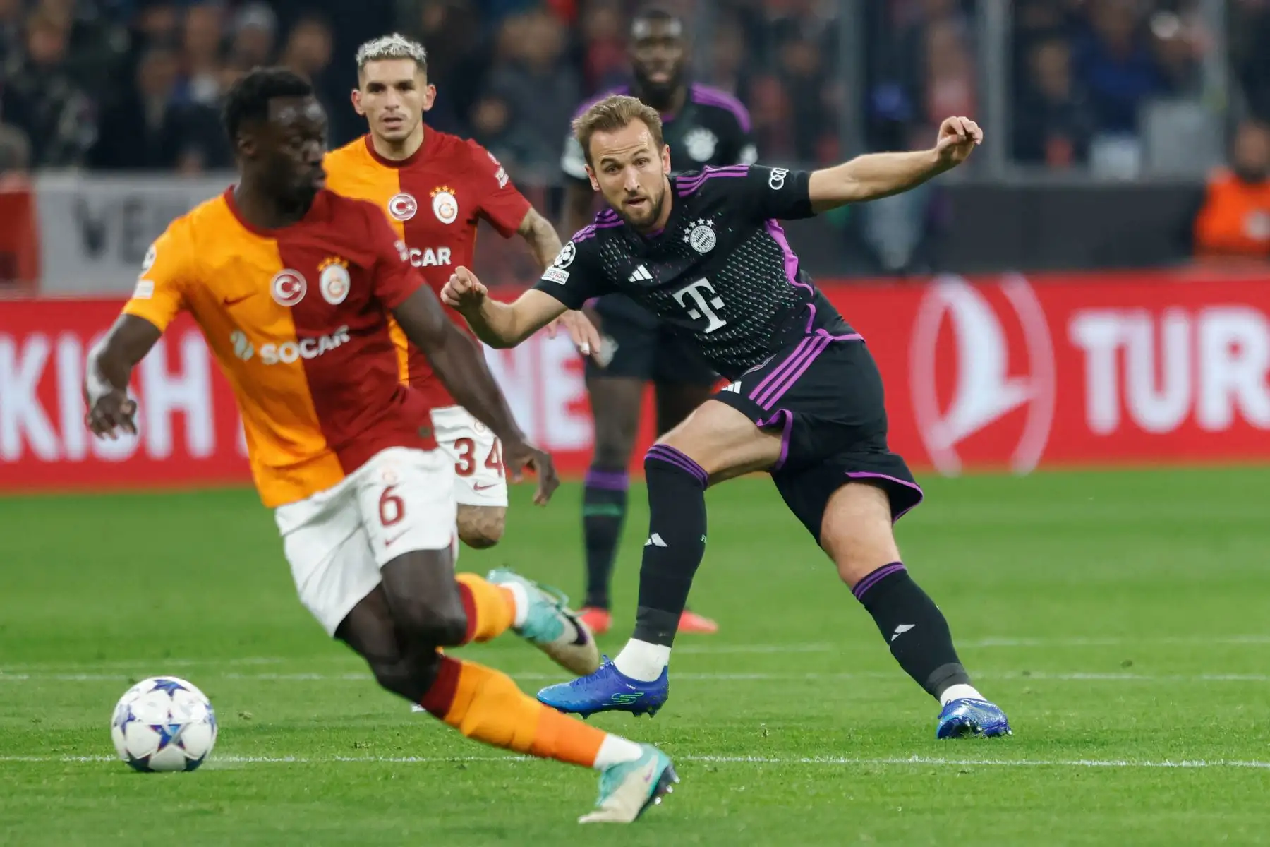 El defensor colombiano del Galatasaray,  Davinson Sanchez  y el delantero inglés del Bayern Munich, Harry Kane compiten por el balón durante el partido de fútbol del Grupo A de la Liga de Campeones de la UEFA entre el FC Bayern Munich y el Galatasaray AS en Munich, sur de Alemania.
Foto: AFP