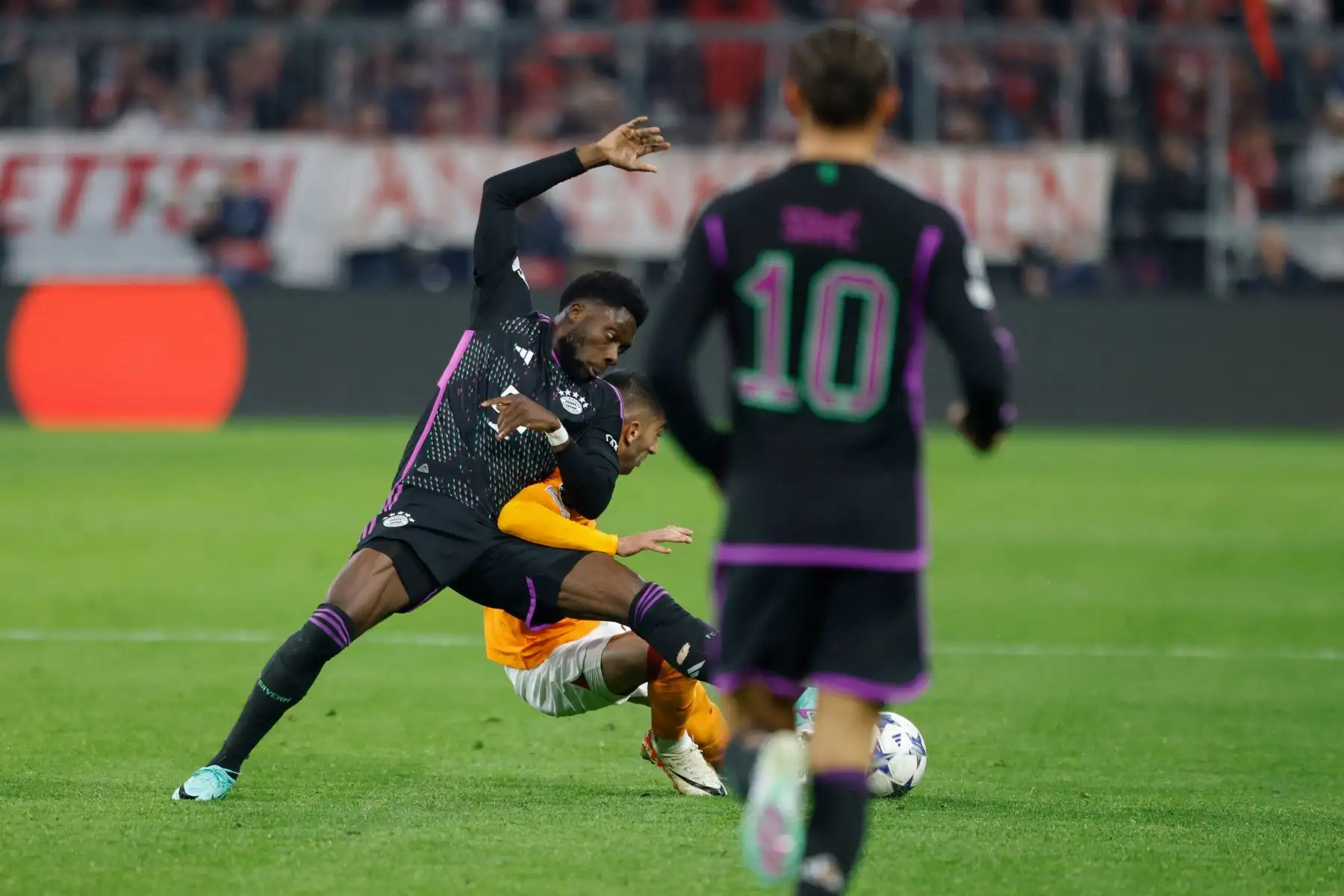 El centrocampista canadiense del Bayern de Múnich , Alphonso Davies  y el centrocampista marroquí del Galatasaray, Hakim Ziyech compiten por el balón durante el partido de fútbol del Grupo A de la Liga de Campeones de la UEFA entre el FC Bayern de Múnich y el Galatasaray AS en Múnich.
Foto: AFP