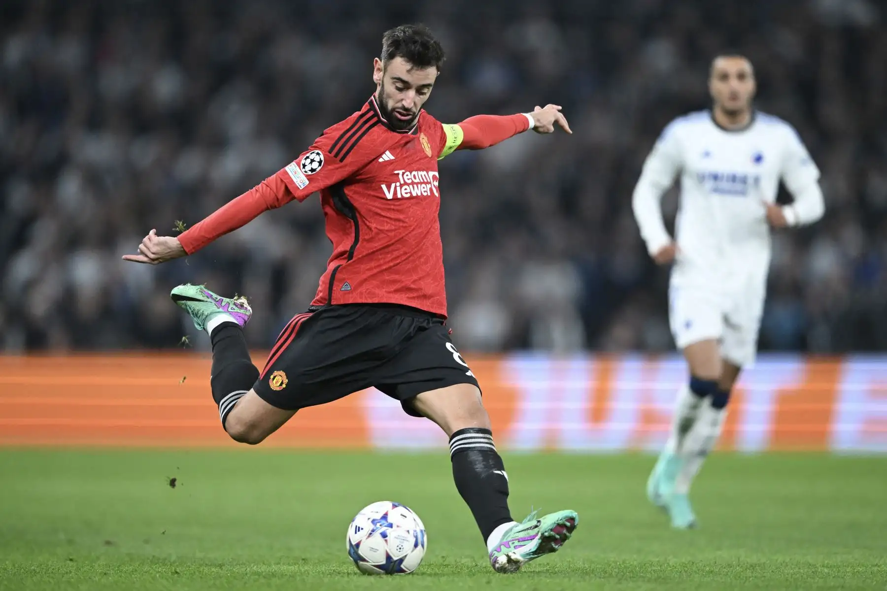 El centrocampista portugués del Manchester United, Bruno Fernandes patea el balón durante el partido de fútbol del grupo de la Liga de Campeones de la UEFA entre el FC Copenhague y el Manchester United FC en Copenhague, Dinamarca.
Foto: AFP