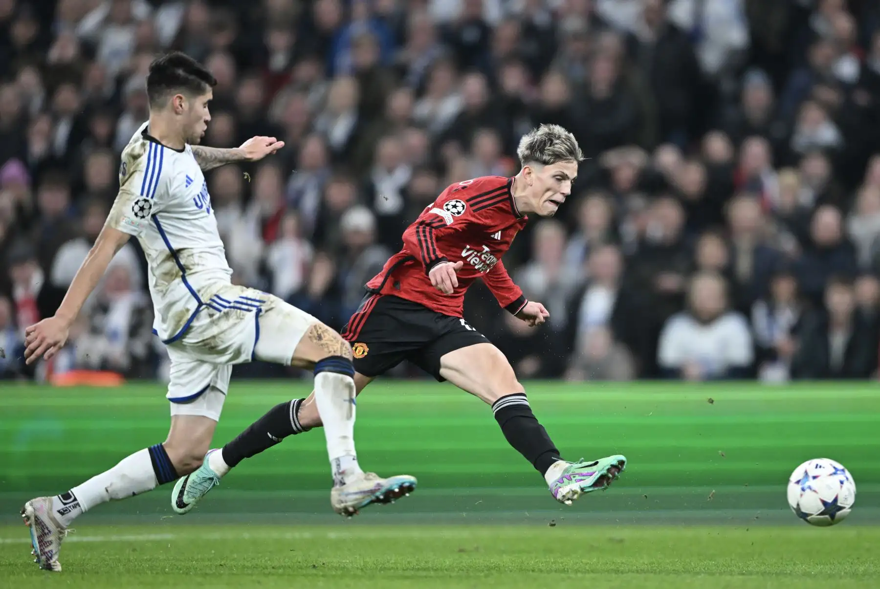 El centrocampista argentino del Manchester United, Alejandro Garnacho patea el balón durante el partido de fútbol del Grupo A de la Liga de Campeones de la UEFA entre el FC Copenhague y el Manchester United FC en Copenhague, Dinamarca.
Foto: AFP