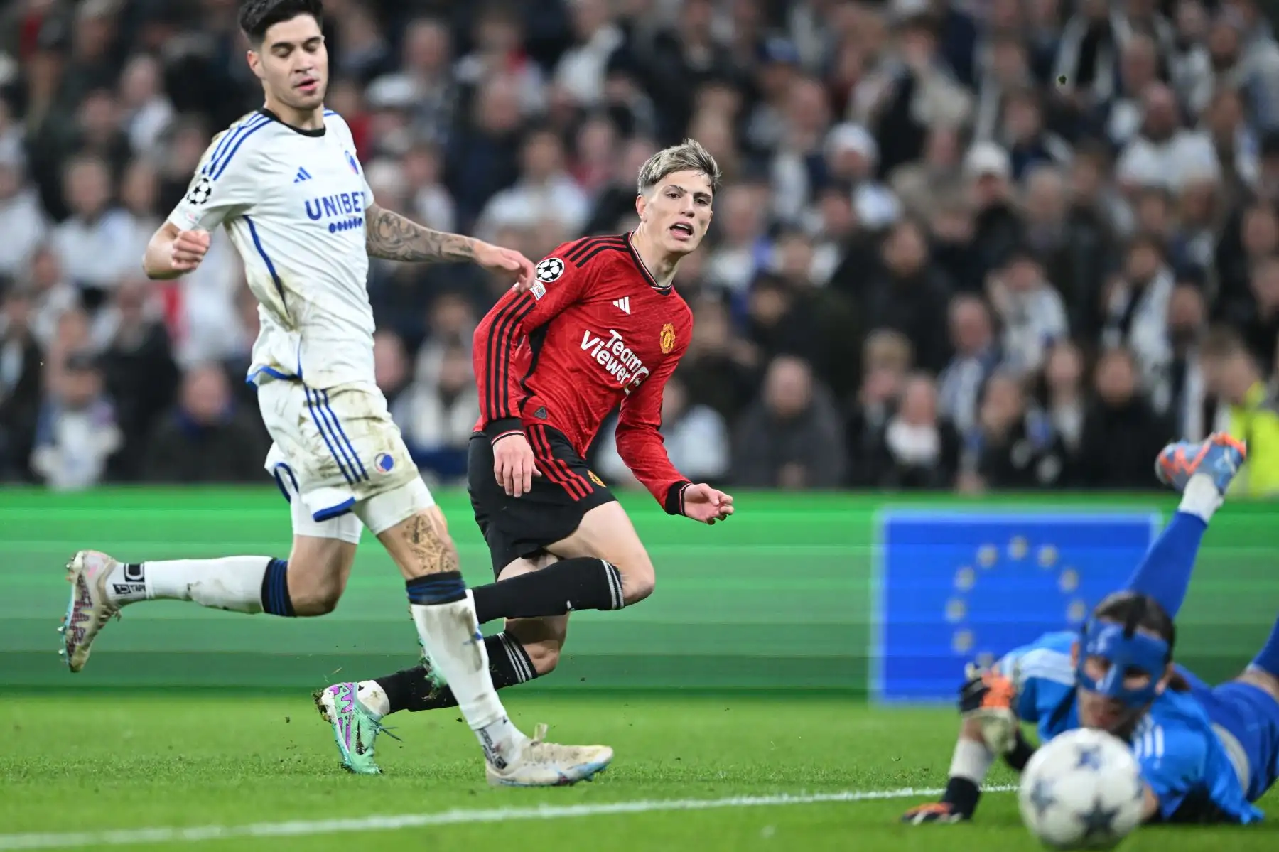 El centrocampista argentino del Manchester United,  Alejandro Garnacho  patea el balón pasando por el portero polaco del FC Copenhague, Kamil Grabara durante la Liga de Campeones de la UEFA, un partido de fútbol entre el FC Copenhague y el Manchester United FC en Copenhague, Dinamarca.
Foto: AFP