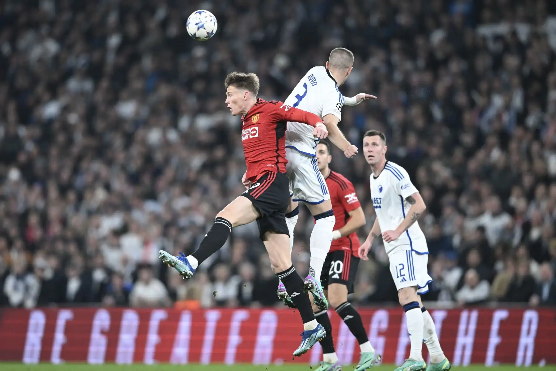 El centrocampista escocés del Manchester United, Scott McTominay y el defensor eslovaco del FC Copenhague, Denis Vavro compiten por el balón durante el partido de fútbol del grupo de la Liga de Campeones de la UEFA entre el FC Copenhague y el Manchester United FC en Copenhague, Dinamarca.
Foto: AFP