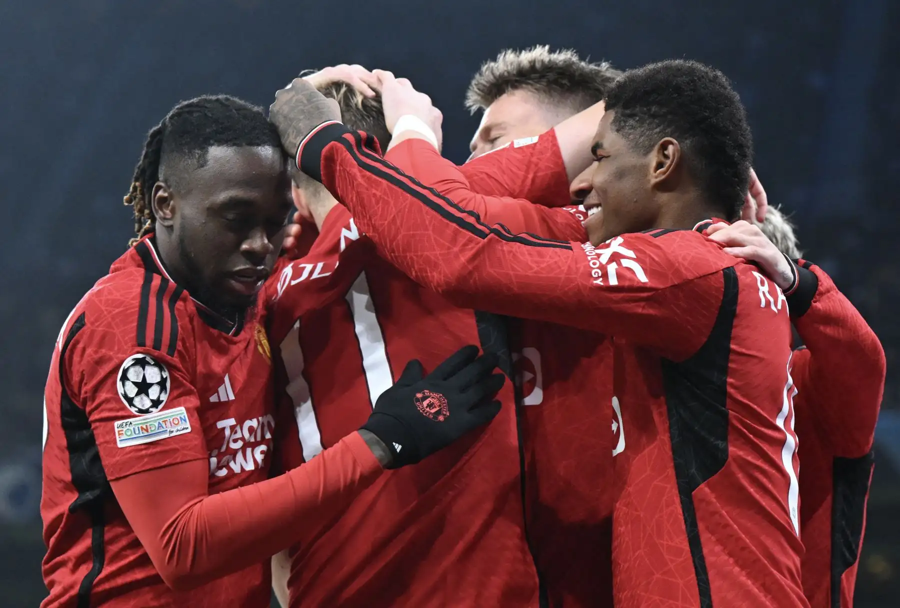 El delantero danés del Manchester United, Rasmus Hojlund , celebra con sus compañeros de equipo después de anotar el 0-1 durante el partido de fútbol del Grupo A de la Liga de Campeones de la UEFA entre el FC Copenhague y el Manchester United FC en Copenhague, Dinamarca.
Foto: AFP