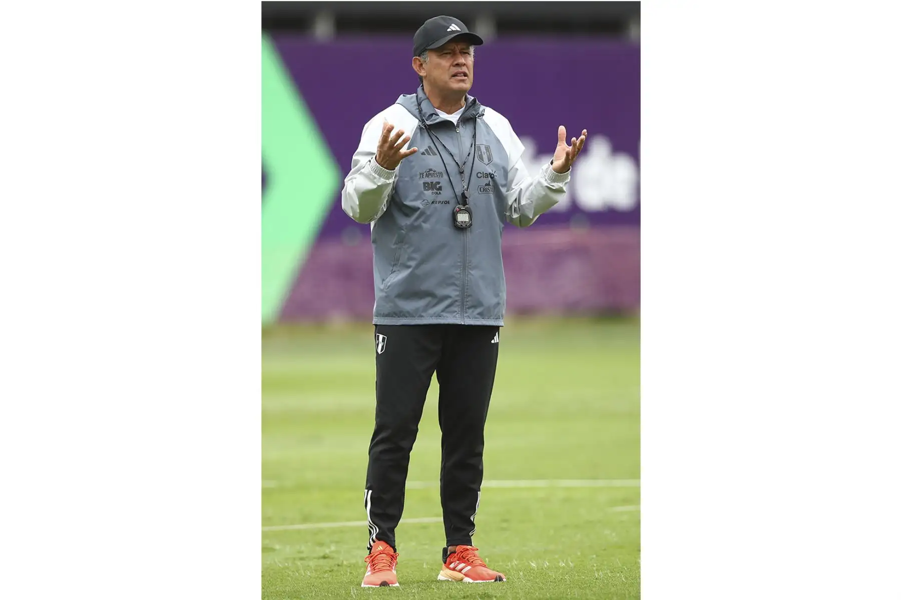 Juan Reynoso, director técnico de la Selección Peruana de Fútbol volvieron a las prácticas en el complejo de entrenamiento en la videna de San Luis. Foto: FPF