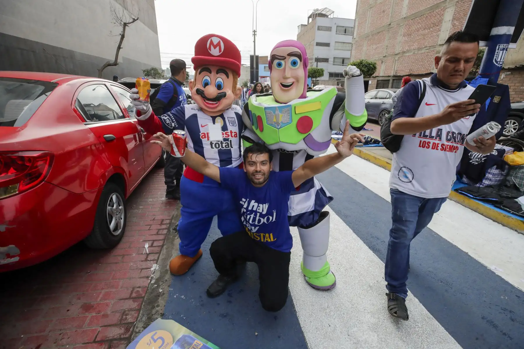 Hinchas blanquiazules en los alrededores del estadio Alejandro Villanueva hacen la previa a la final del torneo Liga 1 2023.

Foto: ANDINA/Juan Carlos Guzmán Negrini