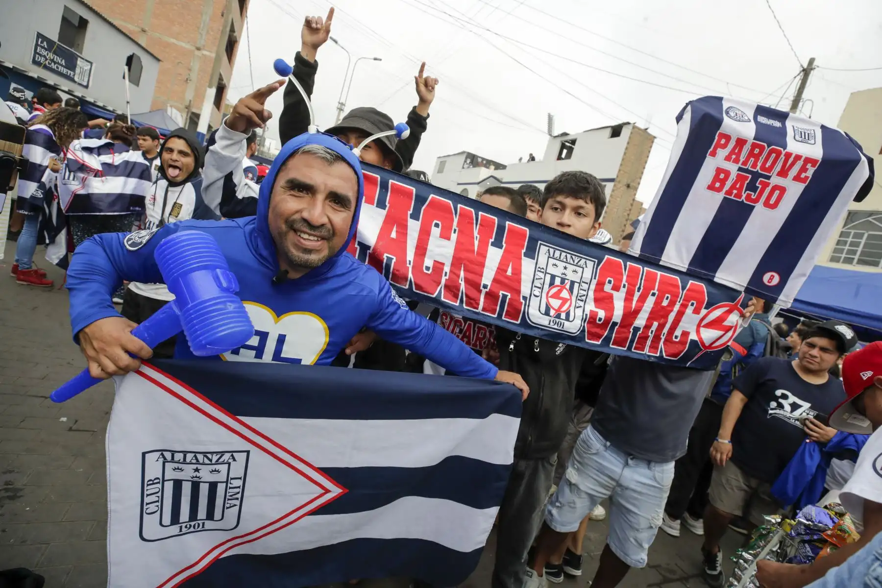 Hinchas blanquiazules en los alrededores del estadio Alejandro Villanueva hacen la previa a la final del torneo Liga 1 2023.

Foto: ANDINA/Juan Carlos Guzmán Negrini