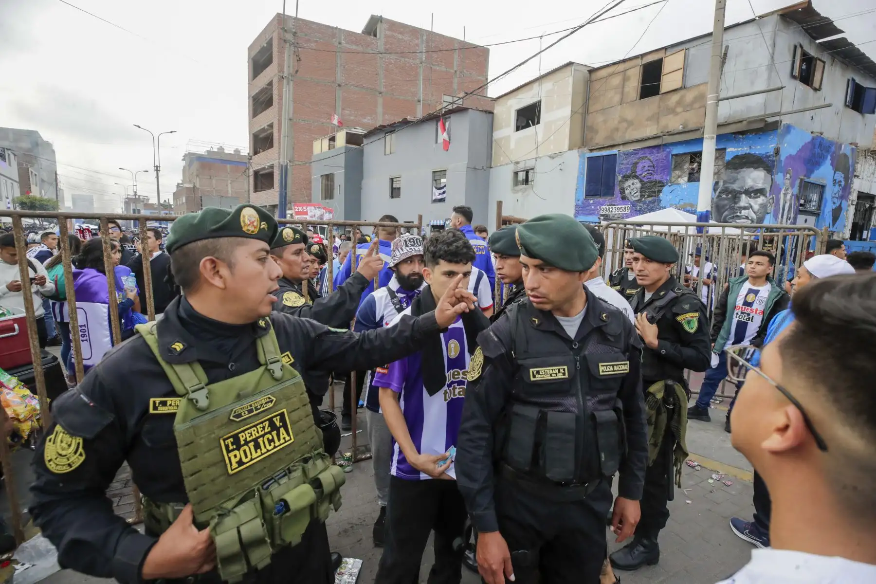 Hinchas blanquiazules en los alrededores del estadio Alejandro Villanueva hacen la previa a la final del torneo Liga 1 2023.

Foto: ANDINA/Juan Carlos Guzmán Negrini