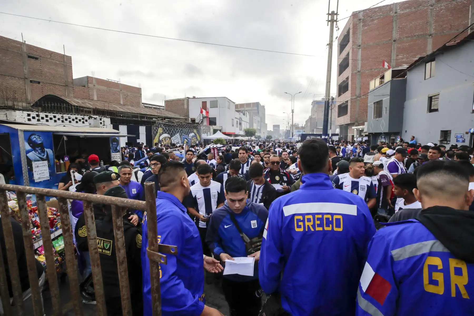 Hinchas blanquiazules en los alrededores del estadio Alejandro Villanueva hacen la previa a la final del torneo Liga 1 2023.

Foto: ANDINA/Juan Carlos Guzmán Negrini