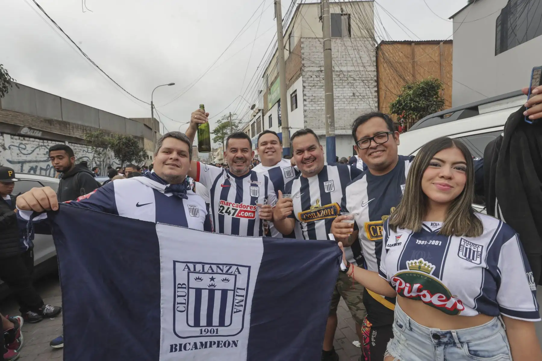 Hinchas blanquiazules, barra oficial del conjunto blanquiazul, espera a Universitario en el Alejandro Villanueva. 
Foto: ANDINA/Ándres Valle