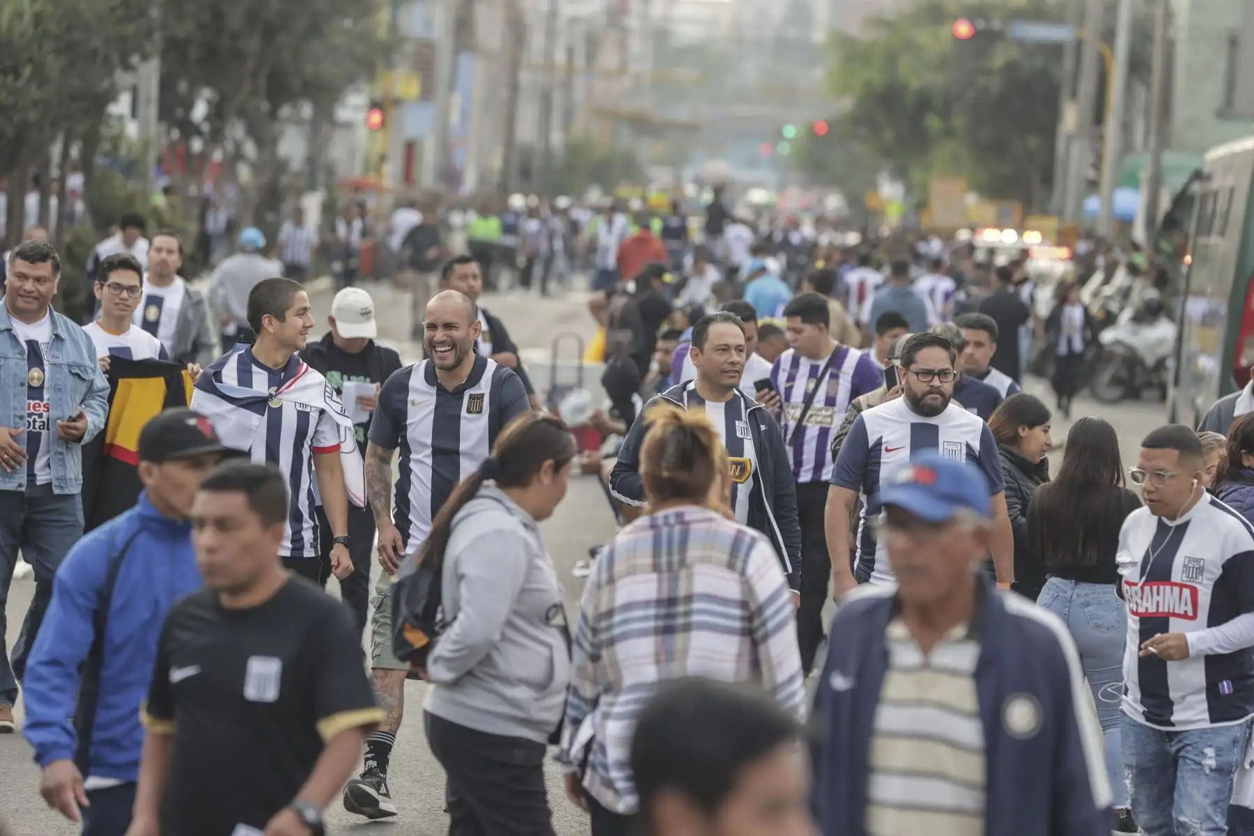 Hinchas blanquiazules, barra oficial del conjunto blanquiazul, espera a Universitario en el Alejandro Villanueva. 
Foto: ANDINA/Ándres Valle