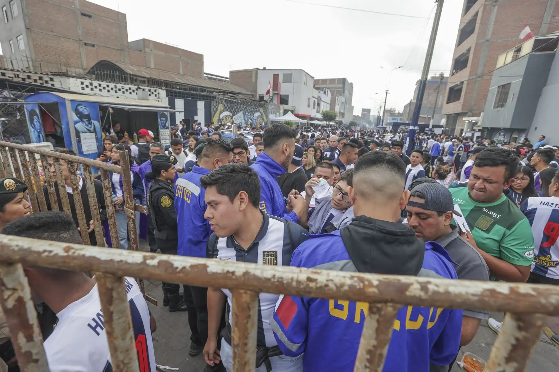 Hinchas blanquiazules, barra oficial del conjunto blanquiazul, espera a Universitario en el Alejandro Villanueva. 
Foto: ANDINA/Ándres Valle