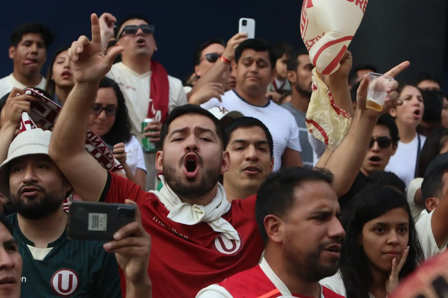 Banderazo en hotel donde concentra el equipo de Universitario de Deportes previo a partido con Alianza Lima.FOTO:ANDINA/Hector Vinces.