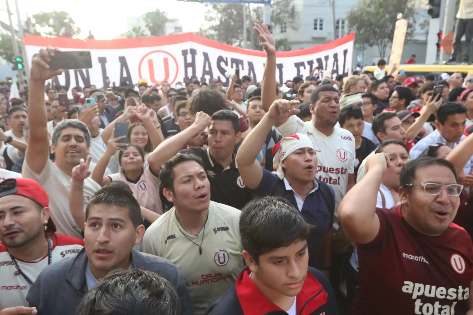 Banderazo en hotel donde concentra el equipo de Universitario de Deportes previo a partido con Alianza Lima.FOTO:ANDINA/Hector Vinces.