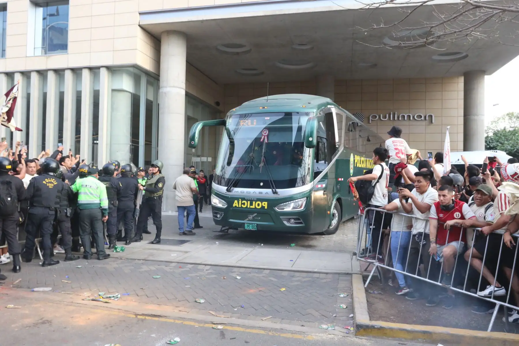 Banderazo en hotel donde concentra el equipo de Universitario de Deportes previo a partido con Alianza Lima.FOTO:ANDINA/Hector Vinces.