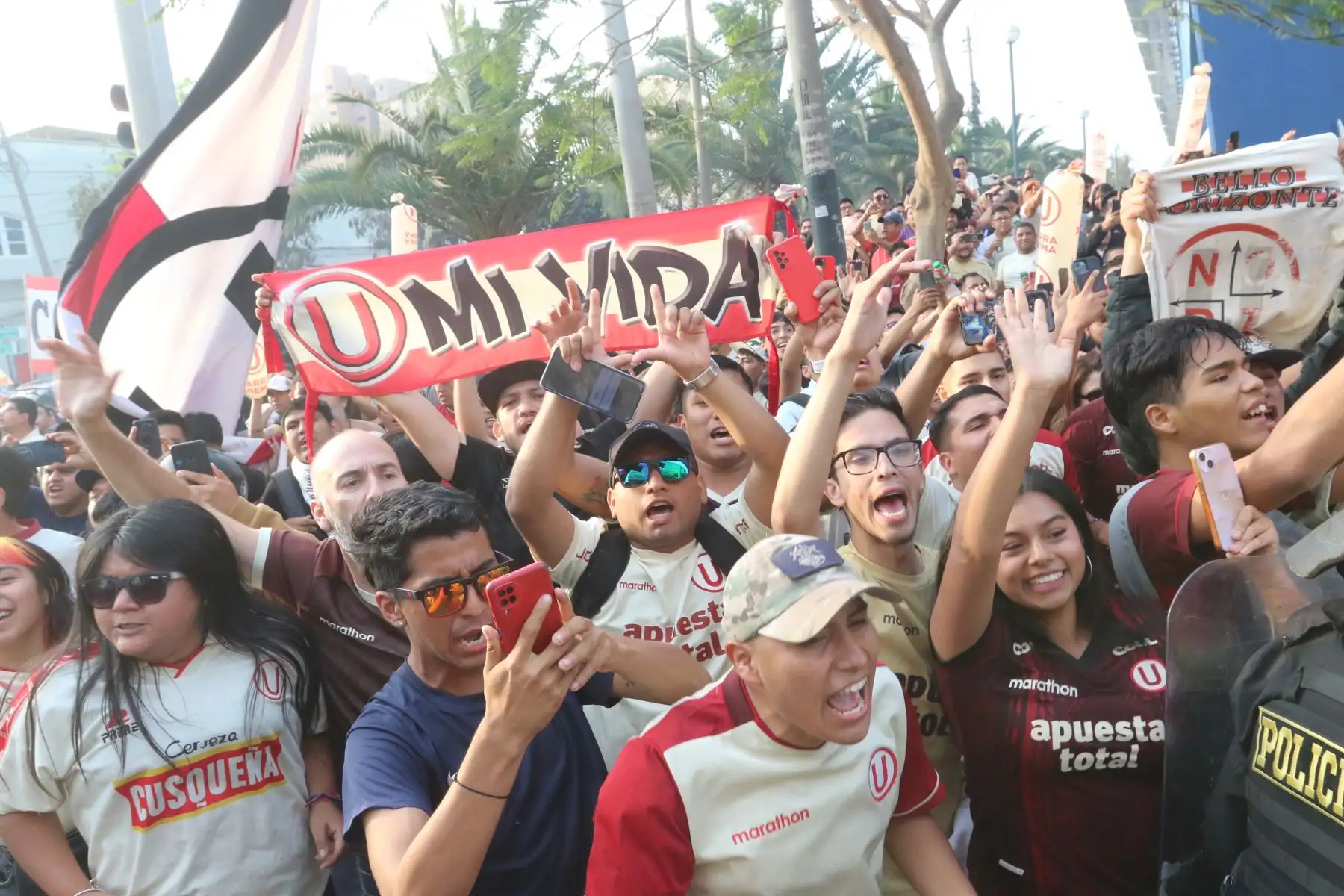 Banderazo en hotel donde concentra el equipo de Universitario de Deportes previo a partido con Alianza Lima.FOTO:ANDINA/Hector Vinces.