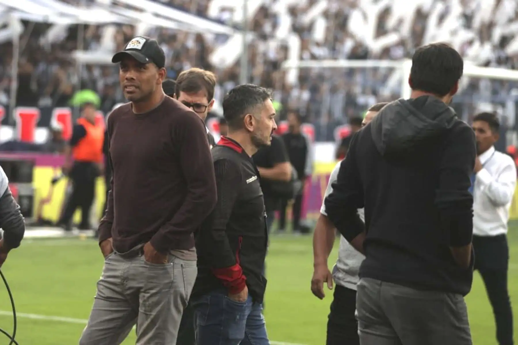 Jugadores llegan de Alianza Lima y Universitario estadio Alejandro Villanueva hacen la previa a la final del torneo Liga 1 2023. Foto: ANDINA/Andrés Valle