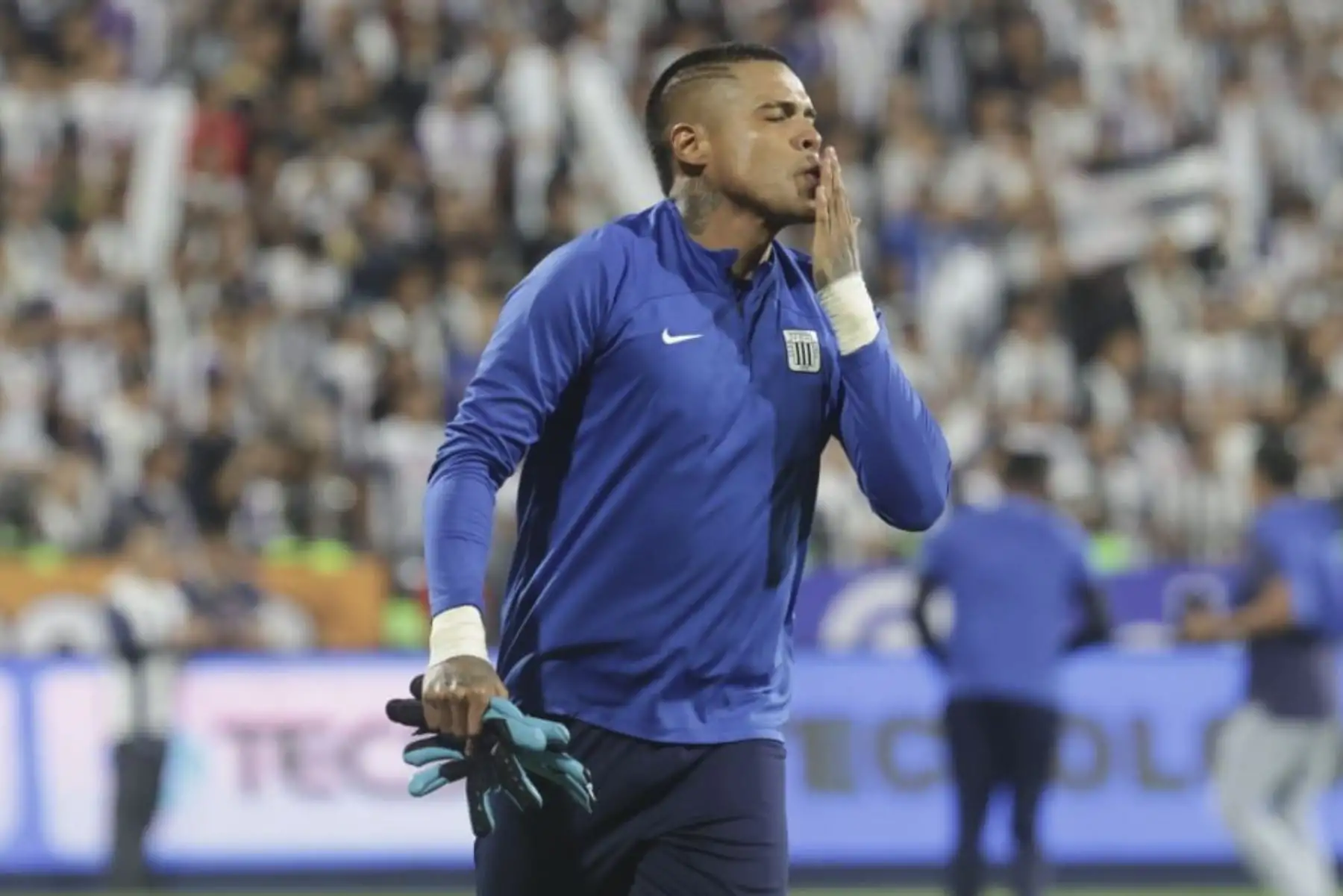 Jugadores llegan de Alianza Lima y Universitario estadio Alejandro Villanueva hacen la previa a la final del torneo Liga 1 2023. Foto: ANDINA/Andrés Valle