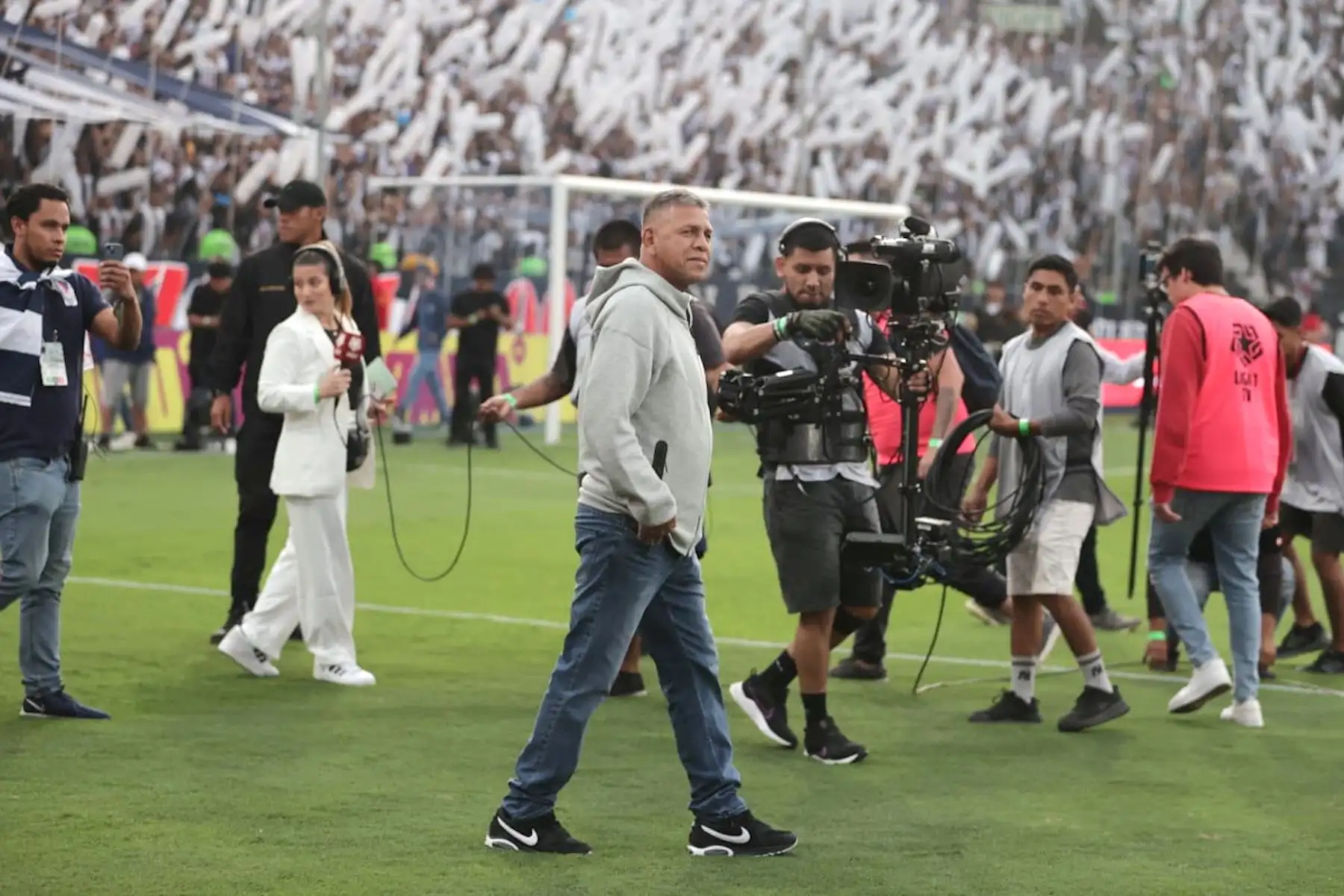 Jugadores llegan de Alianza Lima y Universitario estadio Alejandro Villanueva hacen la previa a la final del torneo Liga 1 2023. Foto: ANDINA/Andrés Valle