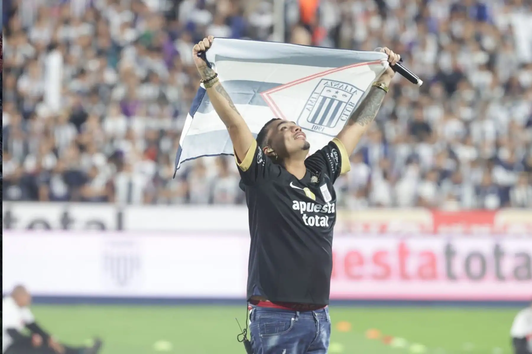 Jugadores llegan de Alianza Lima y Universitario estadio Alejandro Villanueva hacen la previa a la final del torneo Liga 1 2023. Foto: ANDINA/Andrés Valle