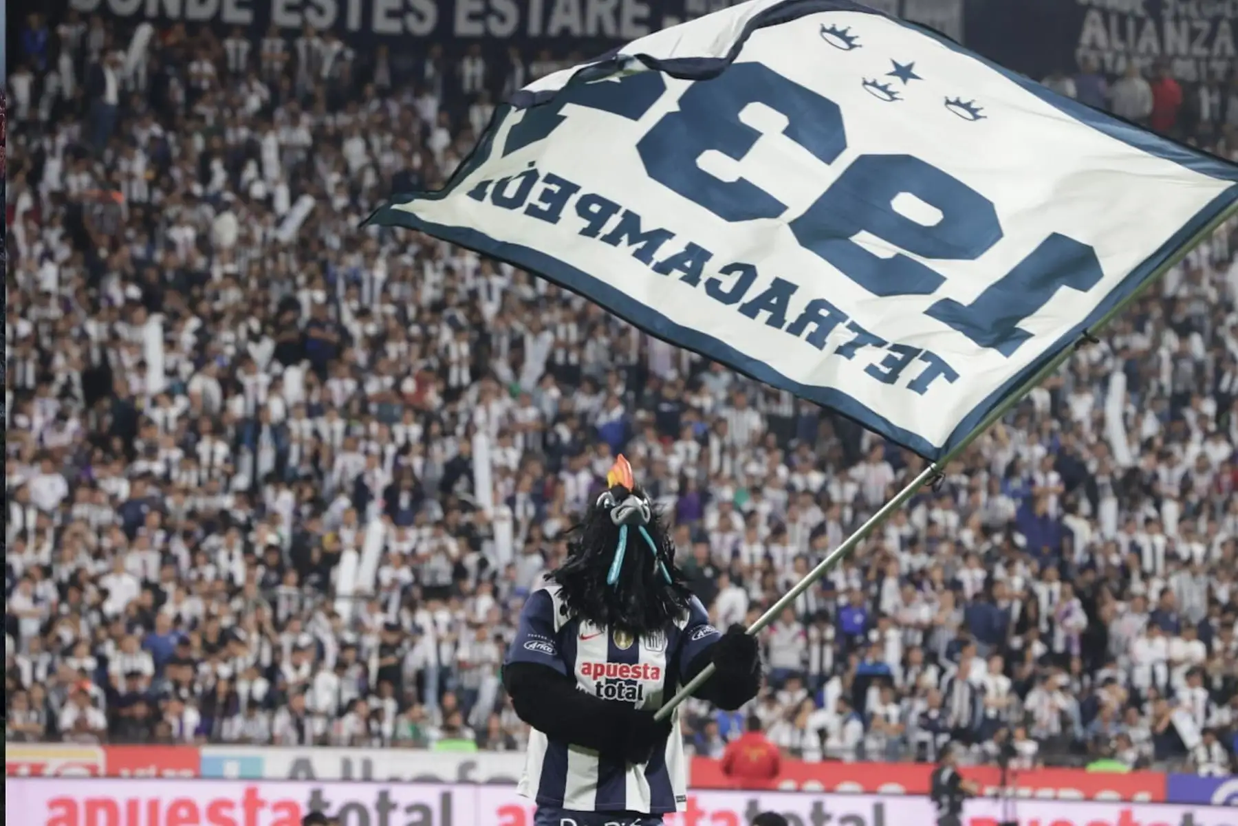 Jugadores llegan de Alianza Lima y Universitario estadio Alejandro Villanueva hacen la previa a la final del torneo Liga 1 2023. Foto: ANDINA/Andrés Valle