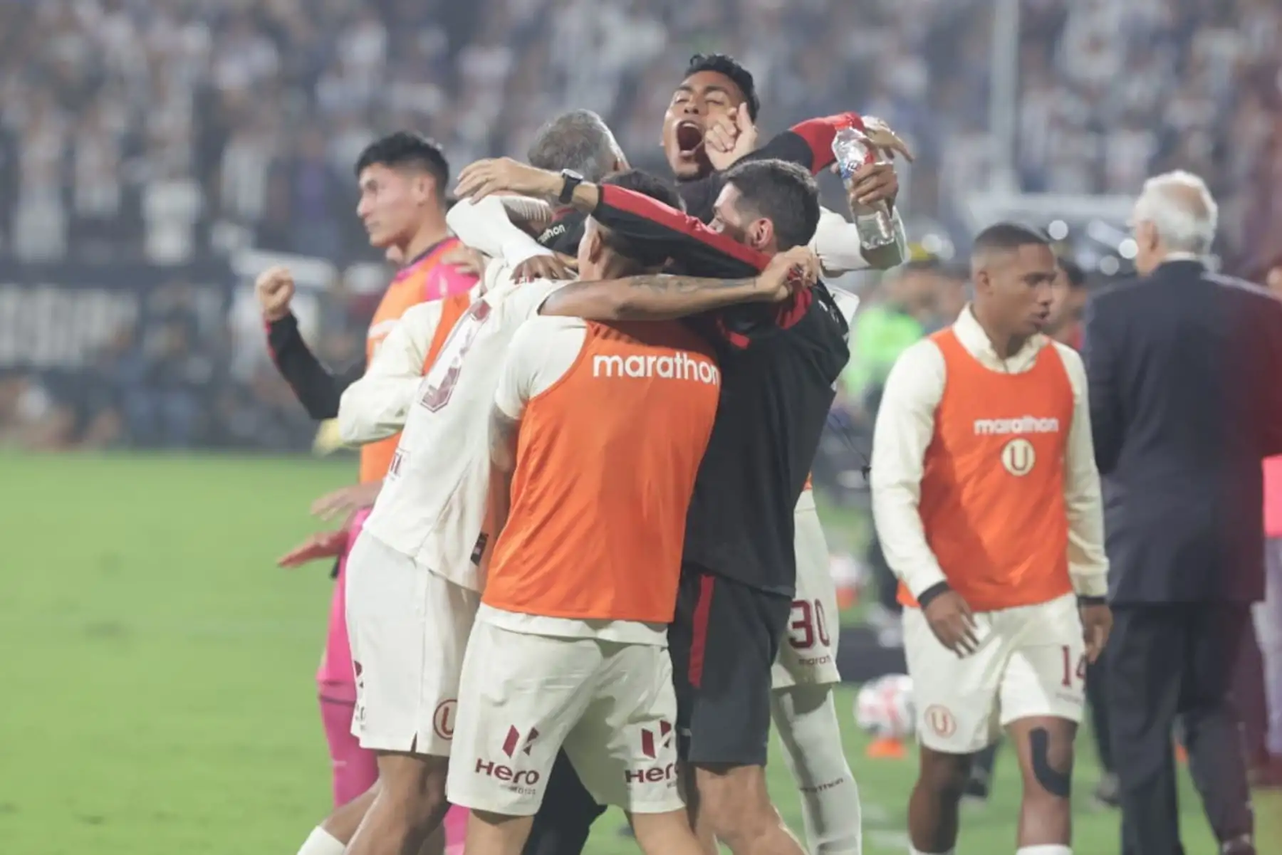 Edison Flores, de Universitario de Deportes, celebra después de anotar el gol por la  final de la Liga 1 en el clásico del fútbol peruano en el estadio Alejandro Villanueva, de La Victoria.
Foto: ANDINA/ Andres Valle.