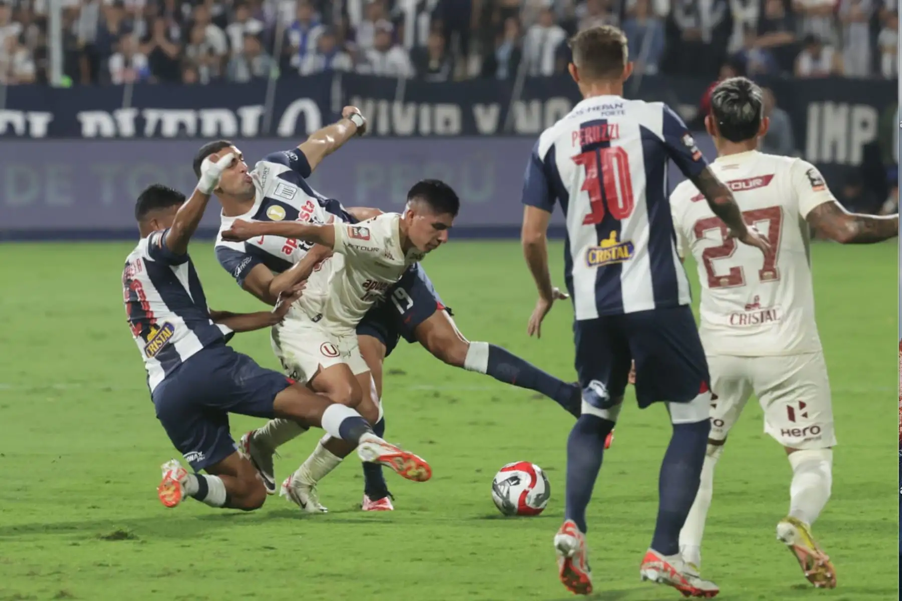 Jugadores de Universitario de Deportes disputan el balón ante Alianza Lima,  por la  final de la Liga 1 en el Clásico del fútbol peruano en el estadio Alejandro Villanueva  de La Victoria .
Foto: ANDINA/ Andres Valle