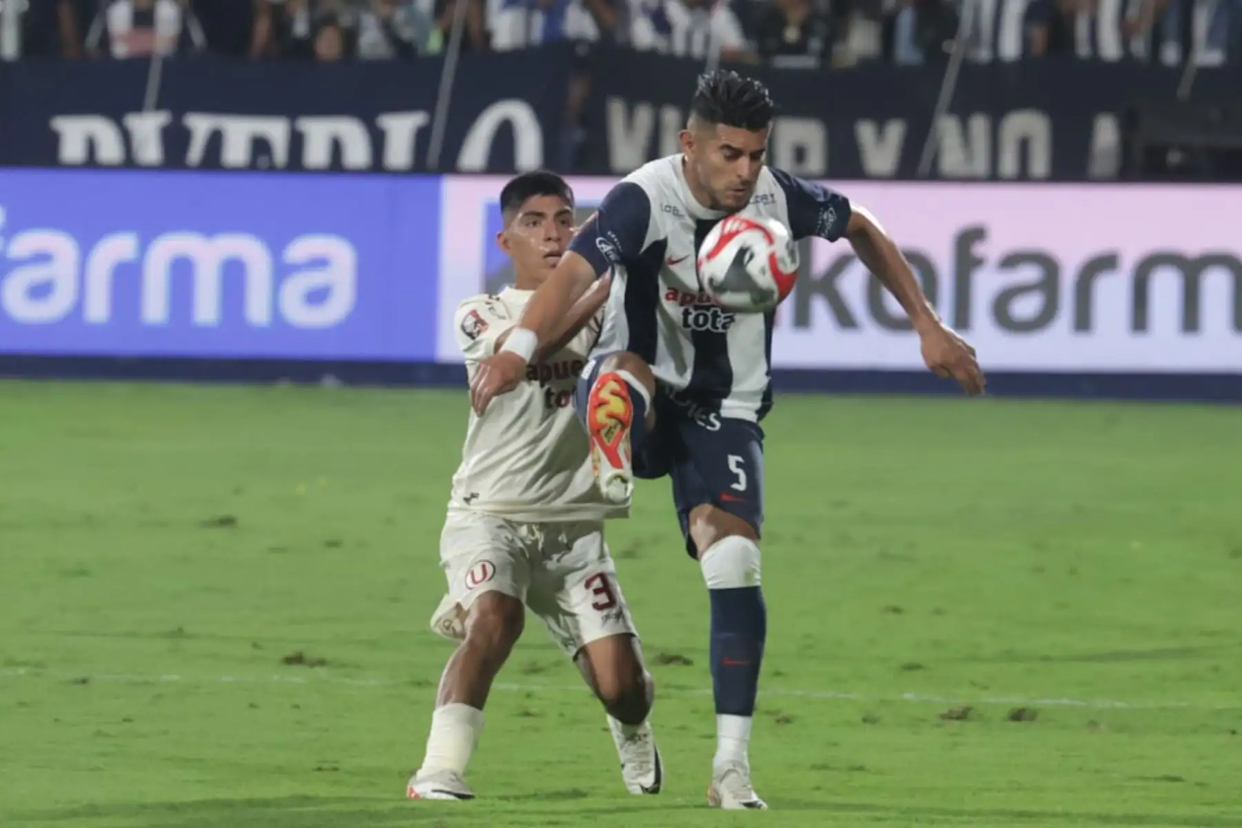 Jugadores de Universitario de Deportes disputan el balón ante Alianza Lima, por la  final de la Liga 1 en el clásico del fútbol peruano en el estadio Alejandro Villanueva, de La Victoria.
Foto: ANDINA/ Andres Valle.
