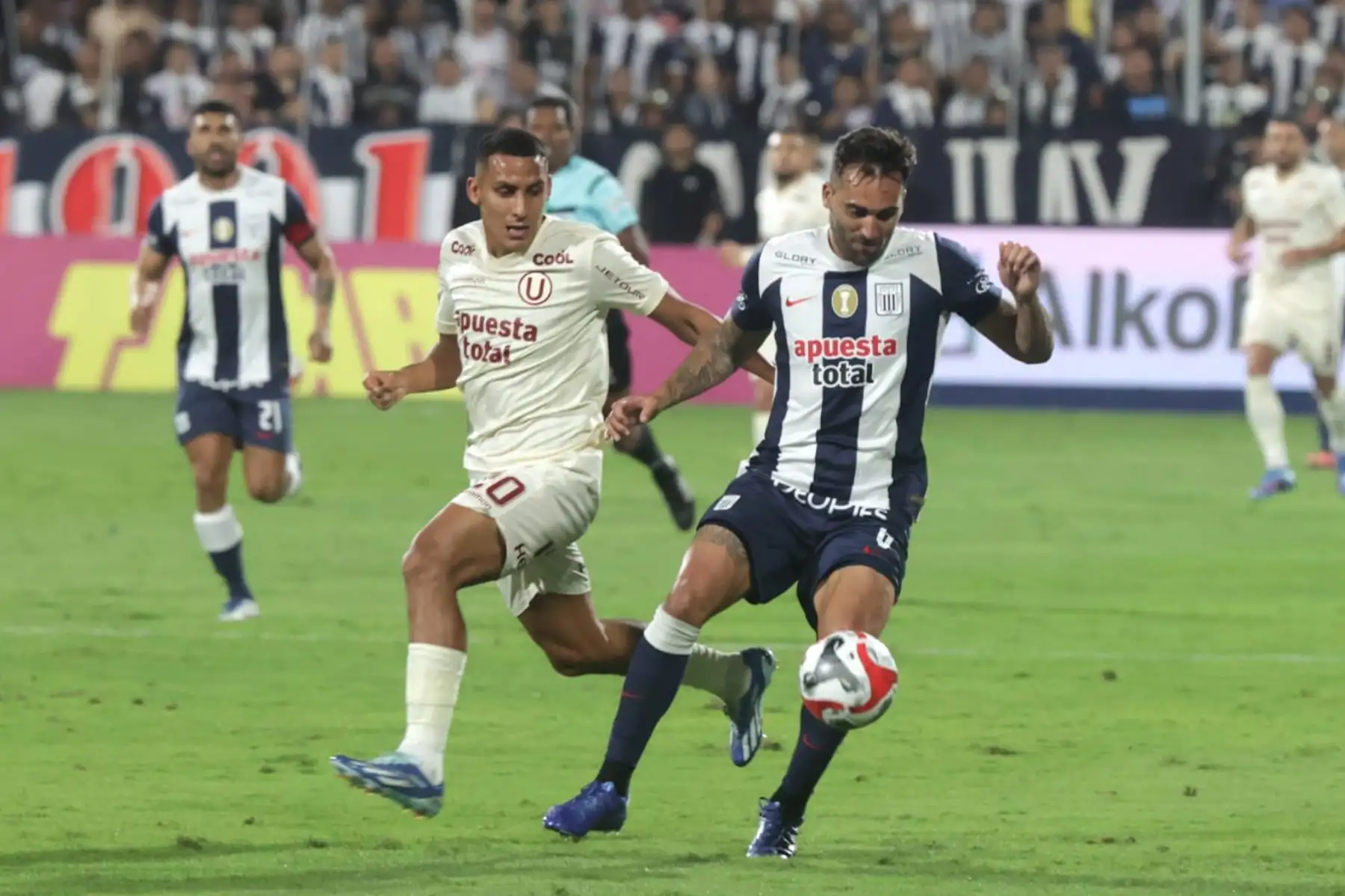 Jugadores de Universitario de Deportes disputan el balón ante Alianza Lima, por la  final de la Liga 1 en el clásico del fútbol peruano en el estadio Alejandro Villanueva, de La Victoria.
Foto: ANDINA/ Andres Valle.