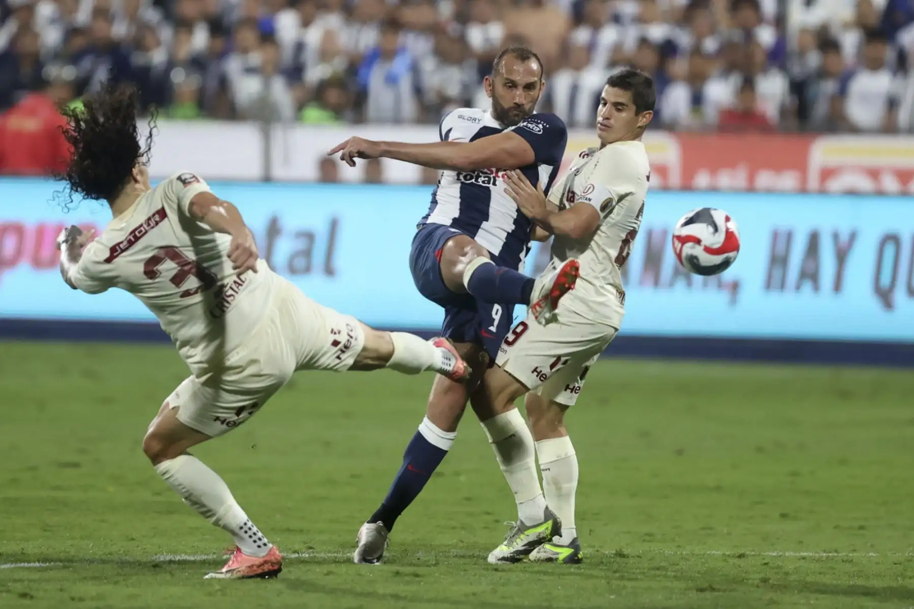 Jugadores William Riveros Barcos de Universitario de Deportes disputan el balón ante Alianza Lima, Hernán Barcos  por la  final de la Liga 1 en el Clásico del fútbol peruano en el estadio Alejandro Villanueva  de La Victoria .
Foto: ANDINA/ Juan Carlos Guzmán