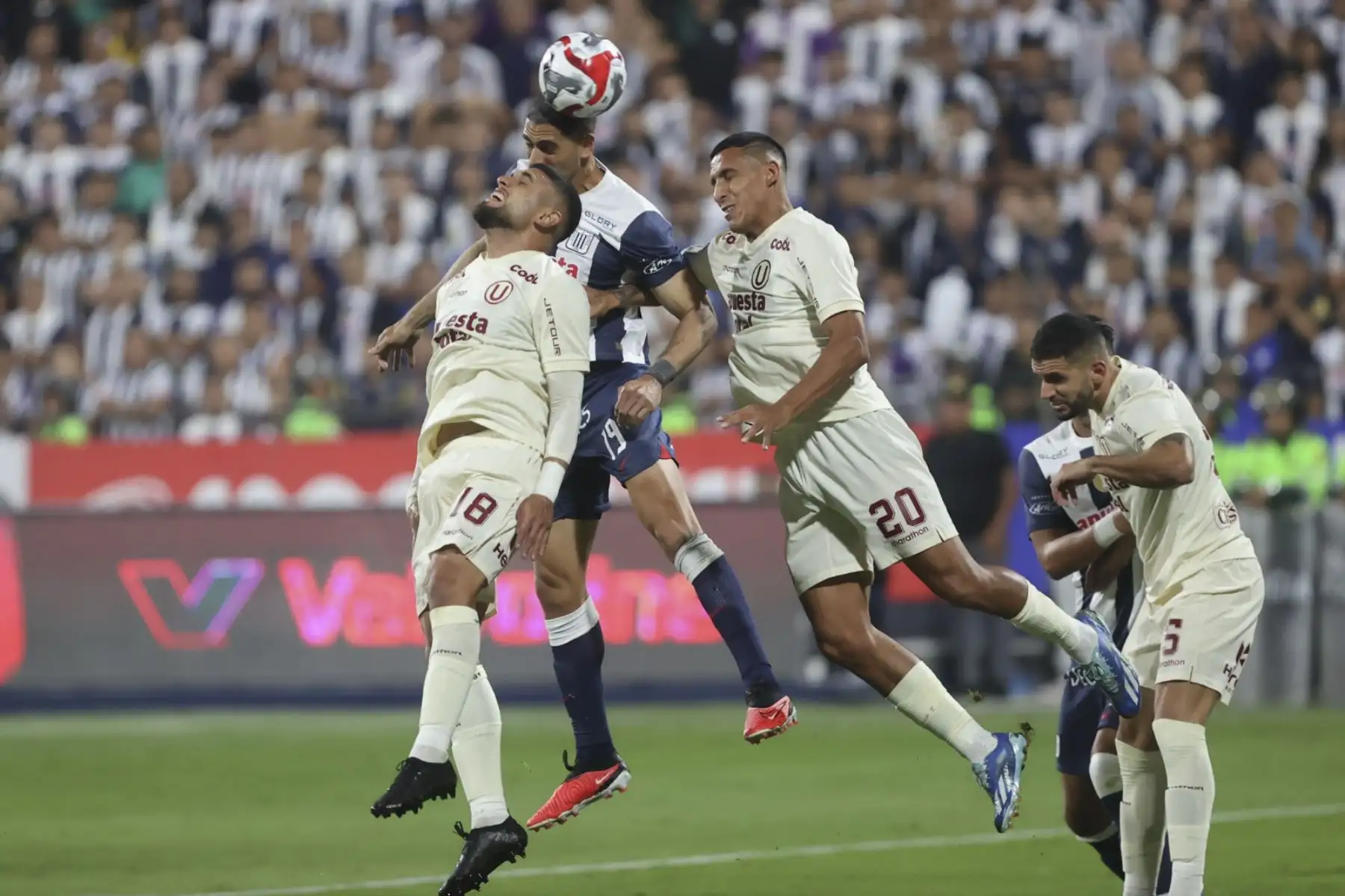 Jugadores de Universitario de Deportes disputan el balón ante Alianza Lima,  por la  final de la Liga 1 en el Clásico del fútbol peruano en el estadio Alejandro Villanueva  de La Victoria .
Foto: ANDINA/ Juan Carlos Guzmán